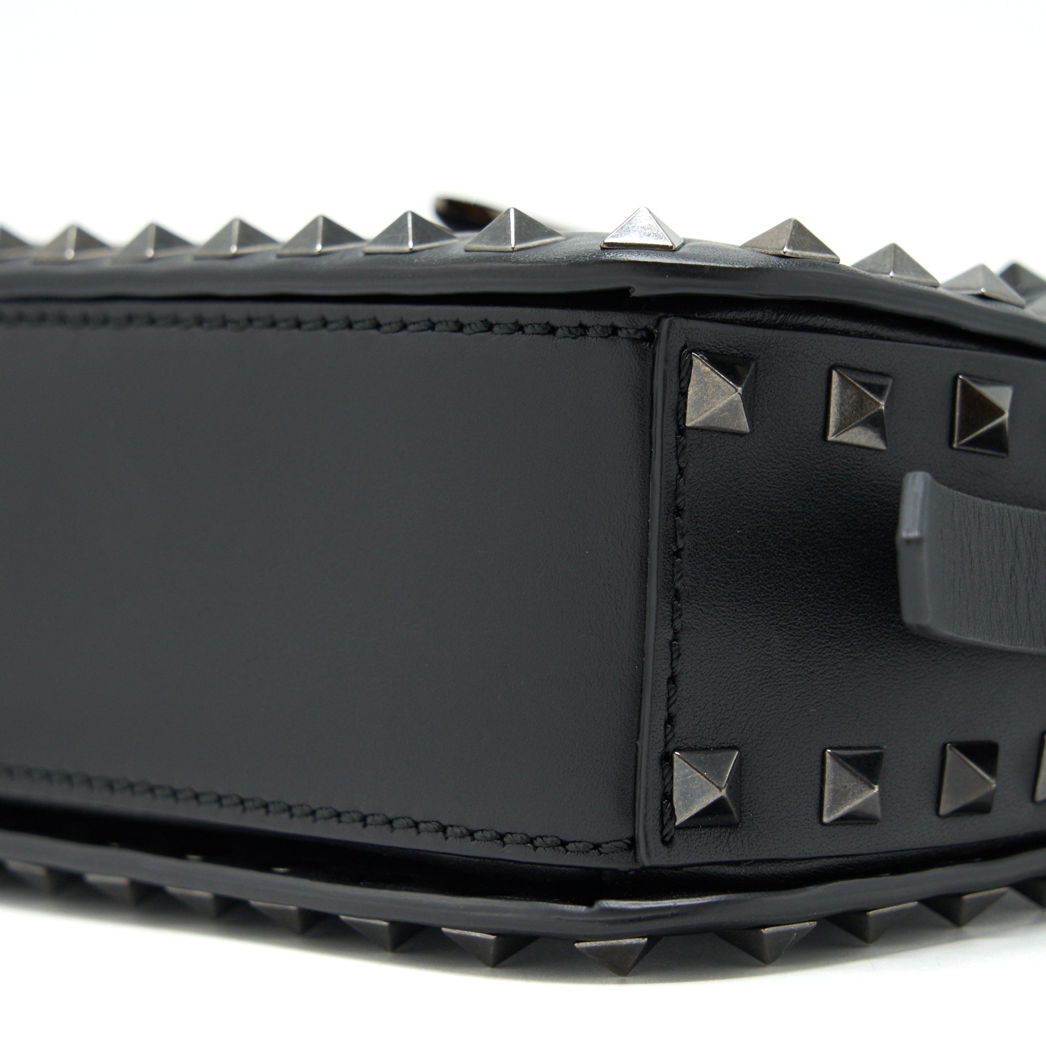 valentino-garavani-small-rockstud-grainy-calfskin-crossbody-bag-black-shw