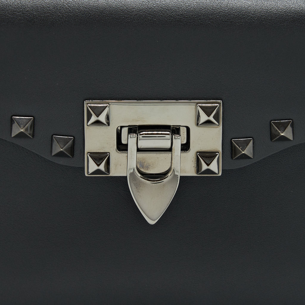 valentino-garavani-small-rockstud-grainy-calfskin-crossbody-bag-black-shw
