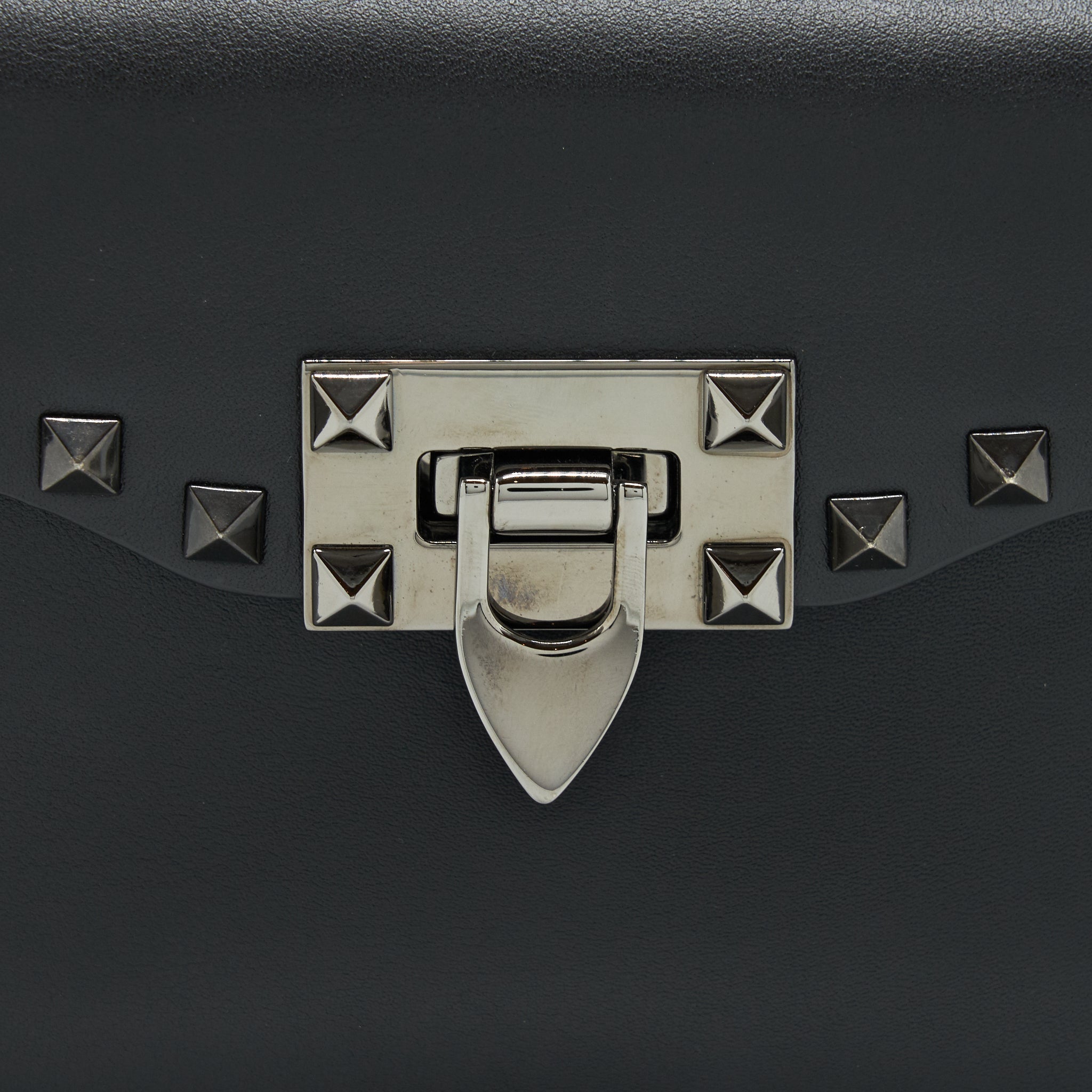 valentino-garavani-small-rockstud-grainy-calfskin-crossbody-bag-black-shw