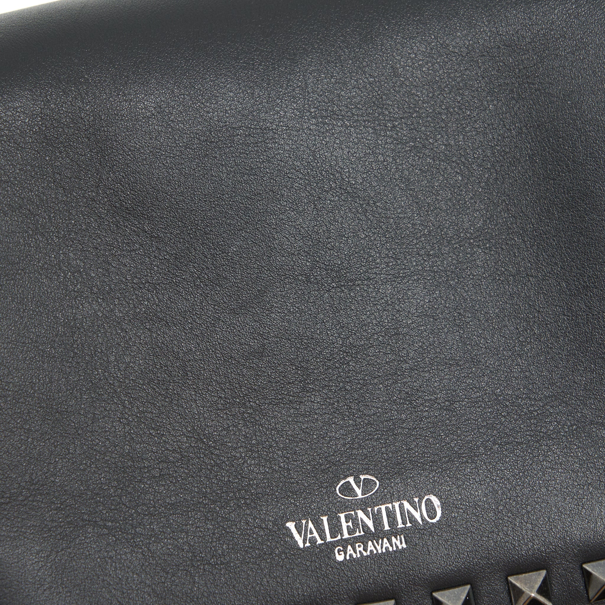 valentino-garavani-small-rockstud-grainy-calfskin-crossbody-bag-black-shw
