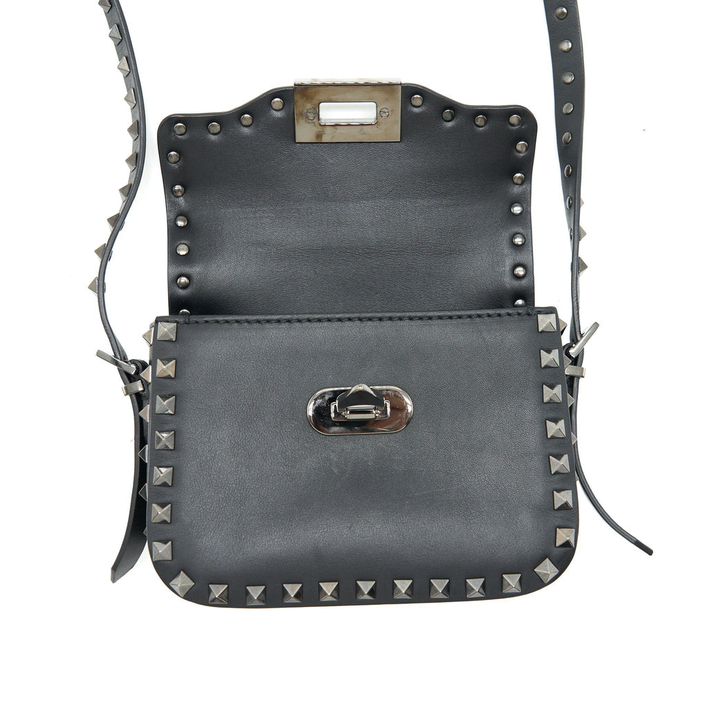 valentino-garavani-small-rockstud-grainy-calfskin-crossbody-bag-black-shw