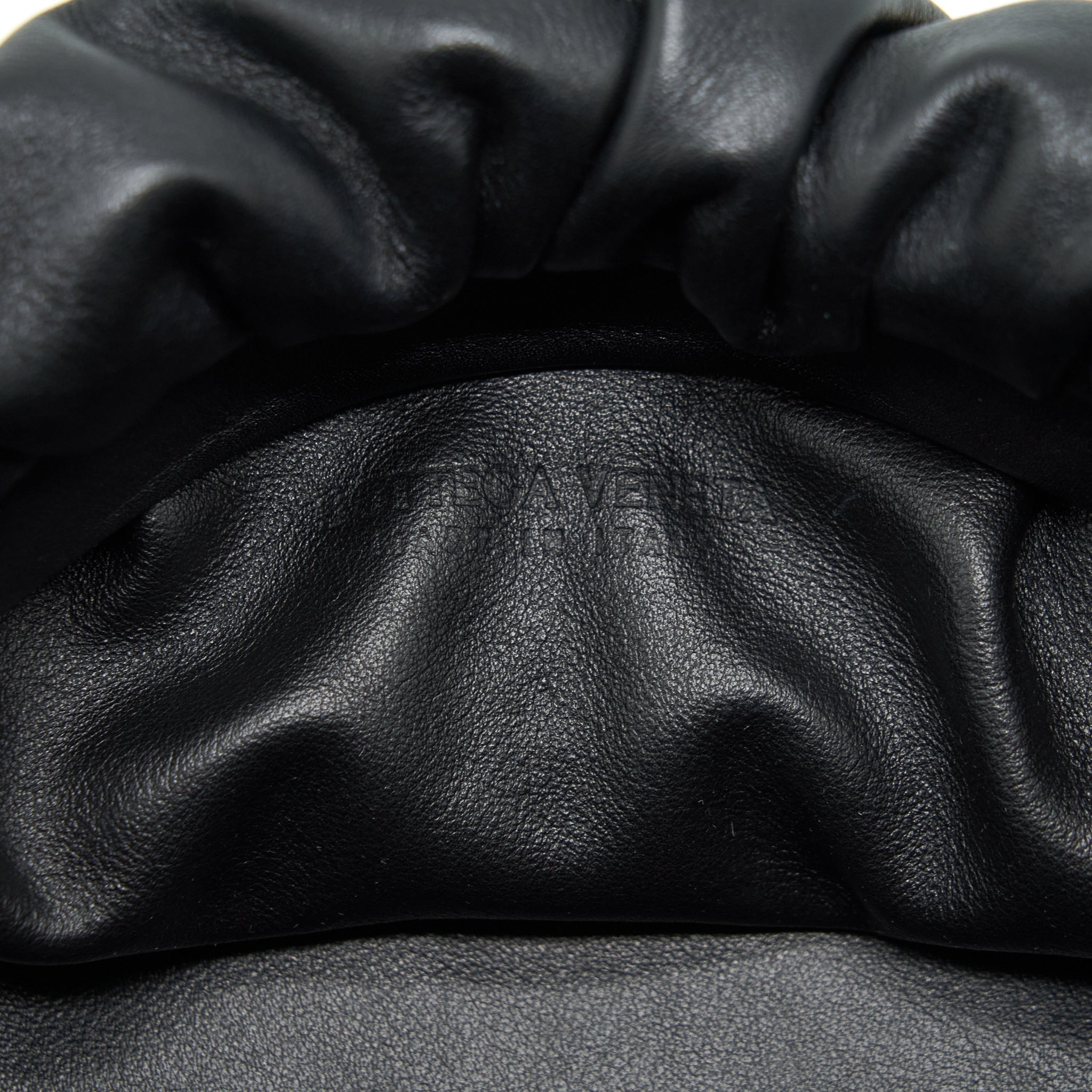 bottega-veneta-chain-pouch-calfskin-black-ghw