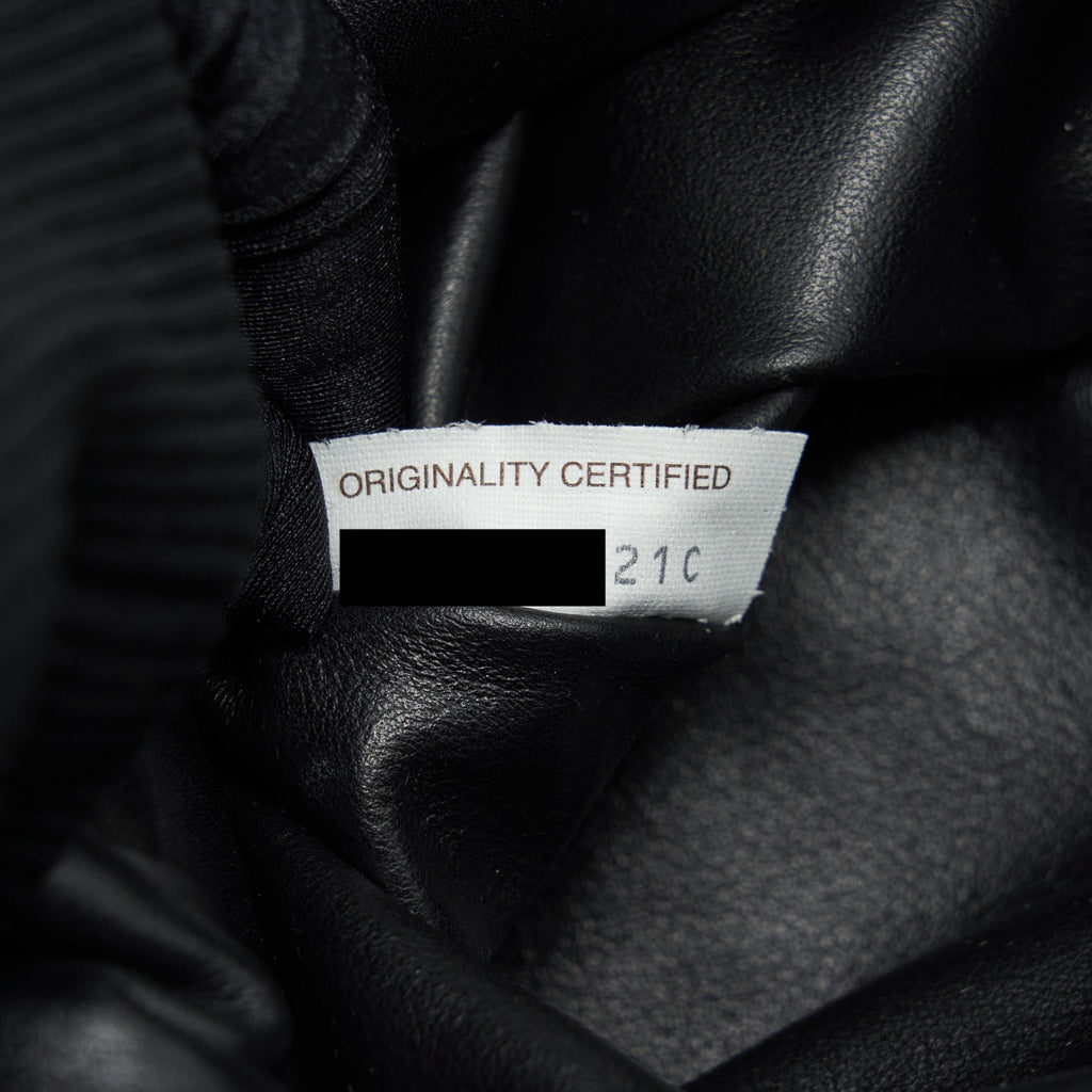 bottega-veneta-chain-pouch-calfskin-black-ghw