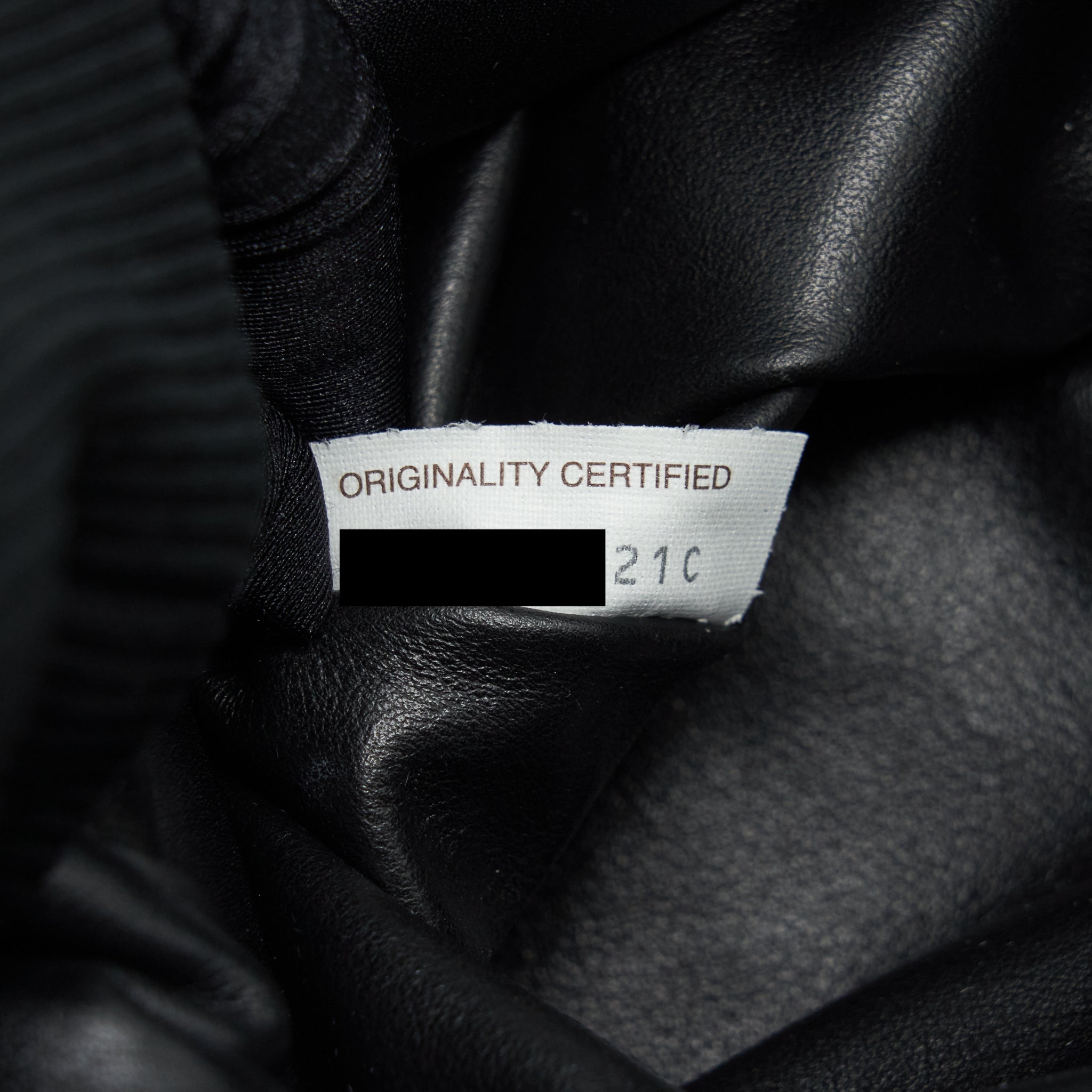 bottega-veneta-chain-pouch-calfskin-black-ghw