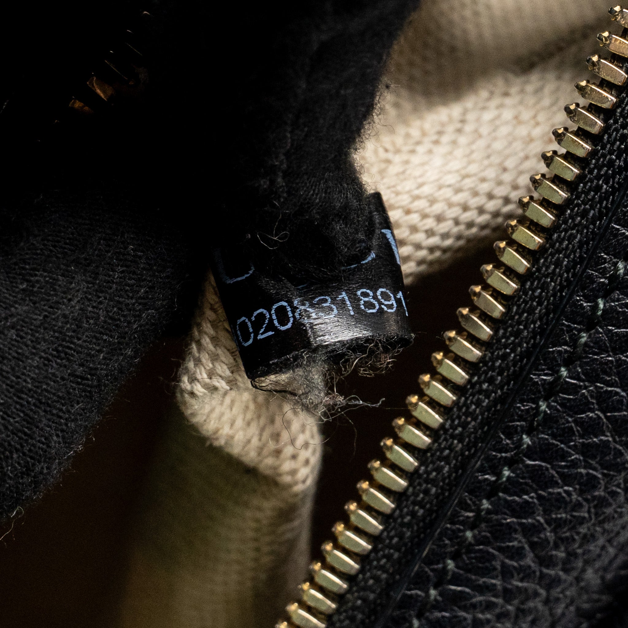 gucci-soho-disco-camera-crossbody-bag-calfskin-black-lghw-1