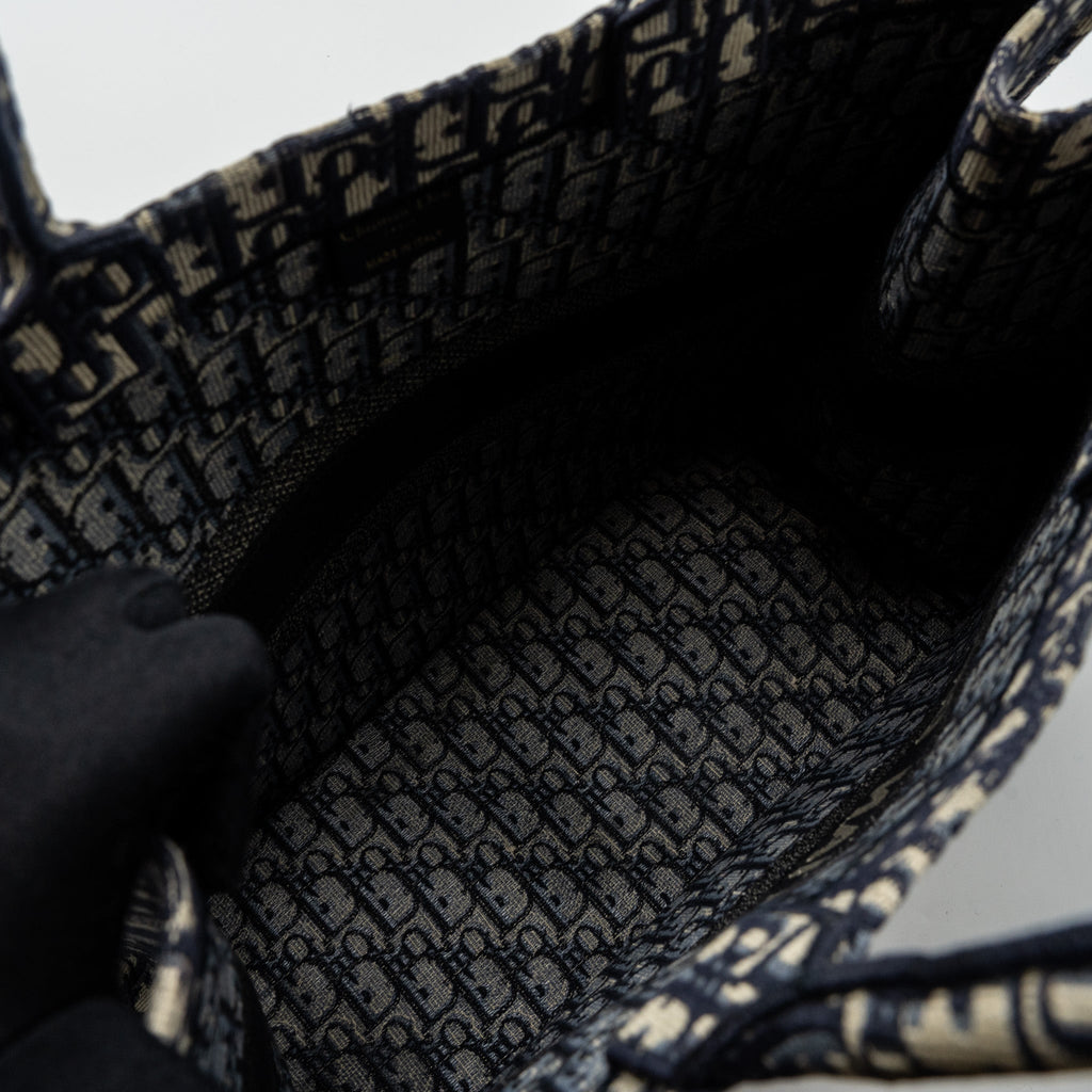 dior-large-book-tote-blue-dior-oblique-embroidery