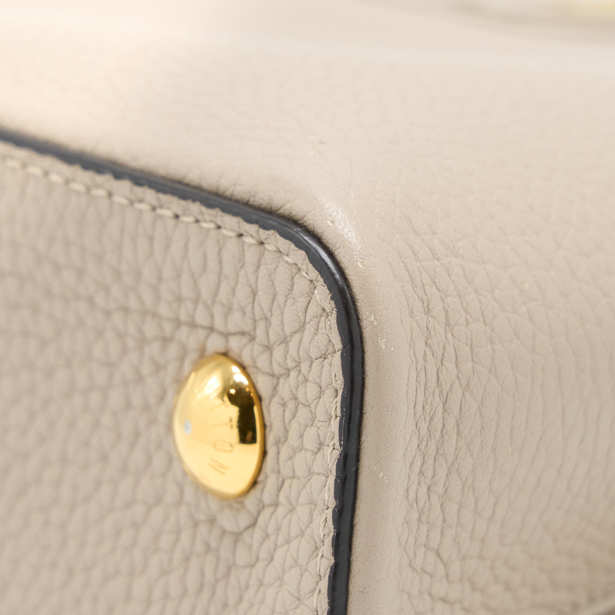 louis-vuitton-capucine-mm-taurillon-galet-ghw
