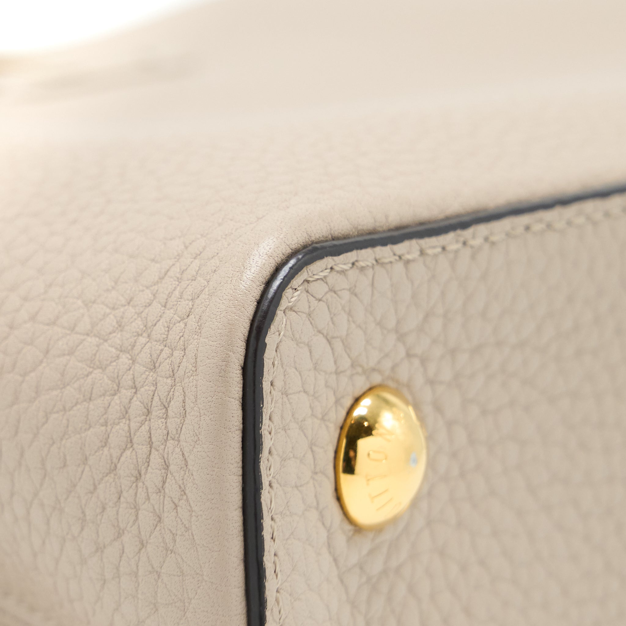 louis-vuitton-capucine-mm-taurillon-galet-ghw