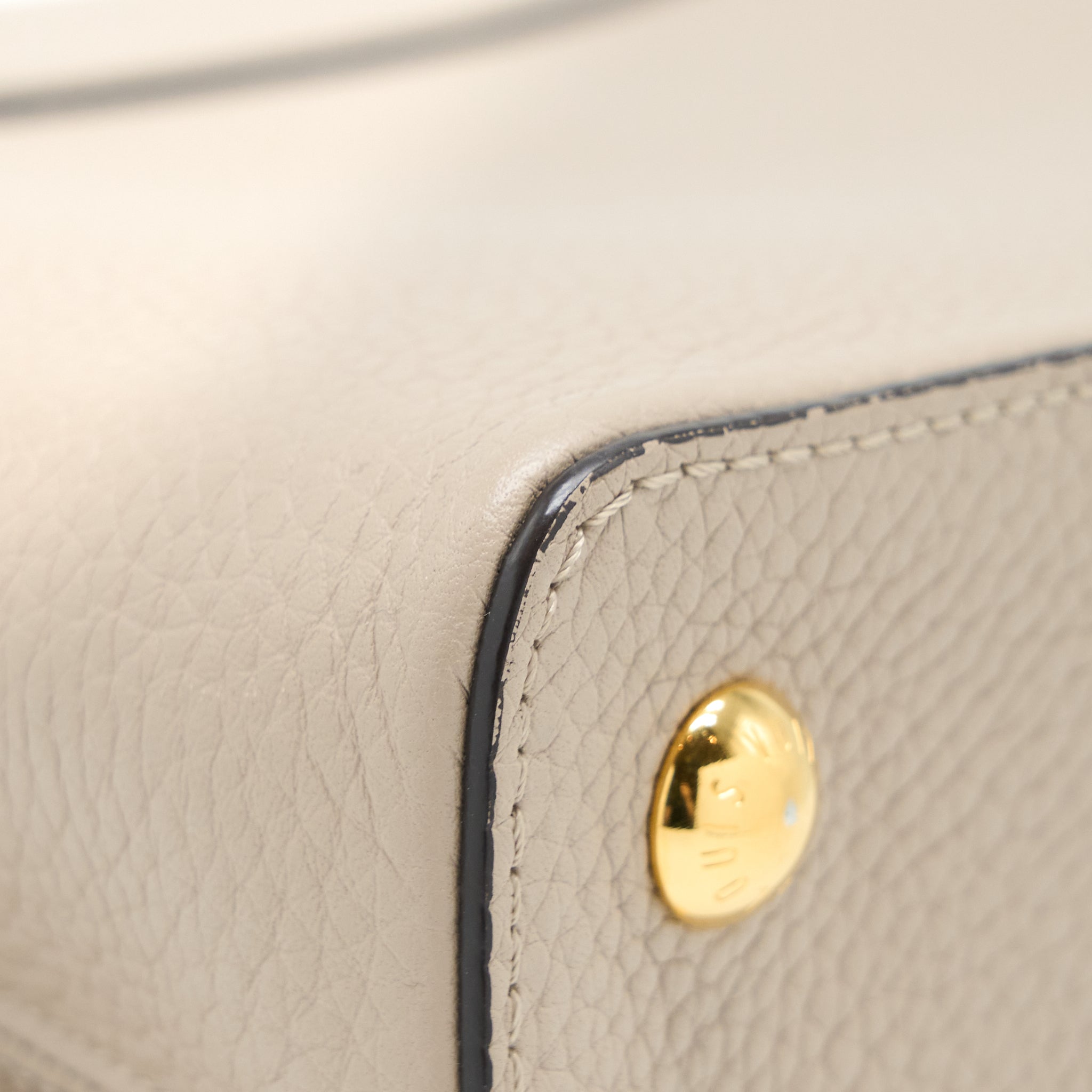 louis-vuitton-capucine-mm-taurillon-galet-ghw