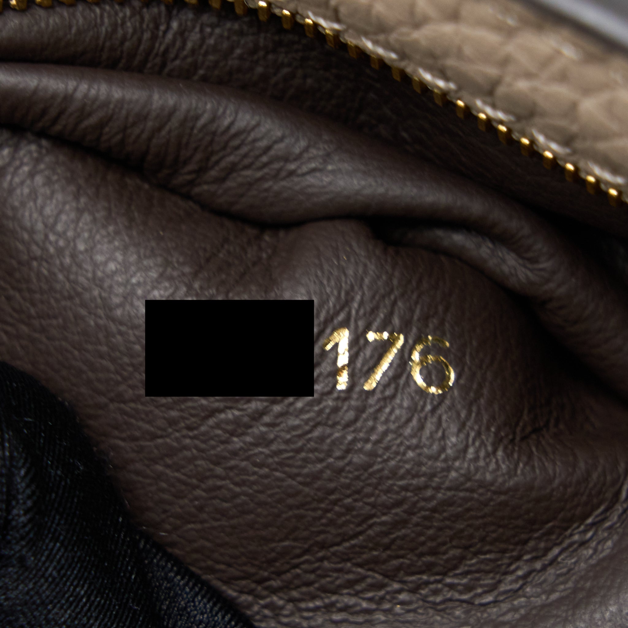 louis-vuitton-capucine-mm-taurillon-galet-ghw