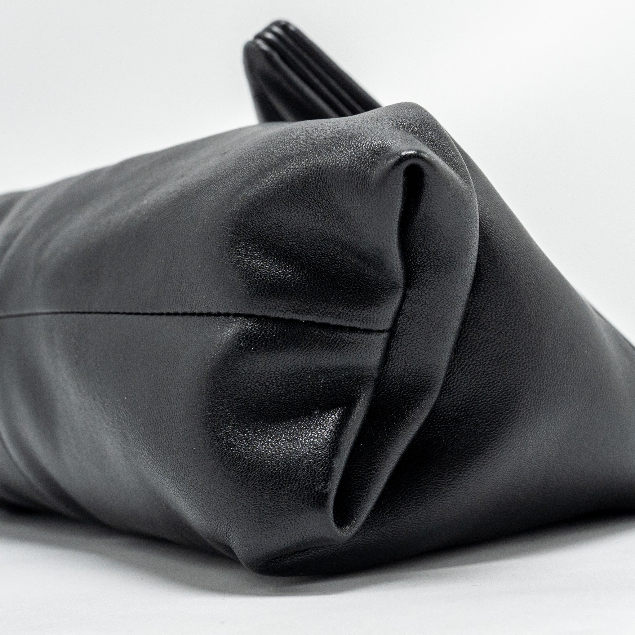 bottega-veneta-trine-envelop-clutch-leather-black-shw