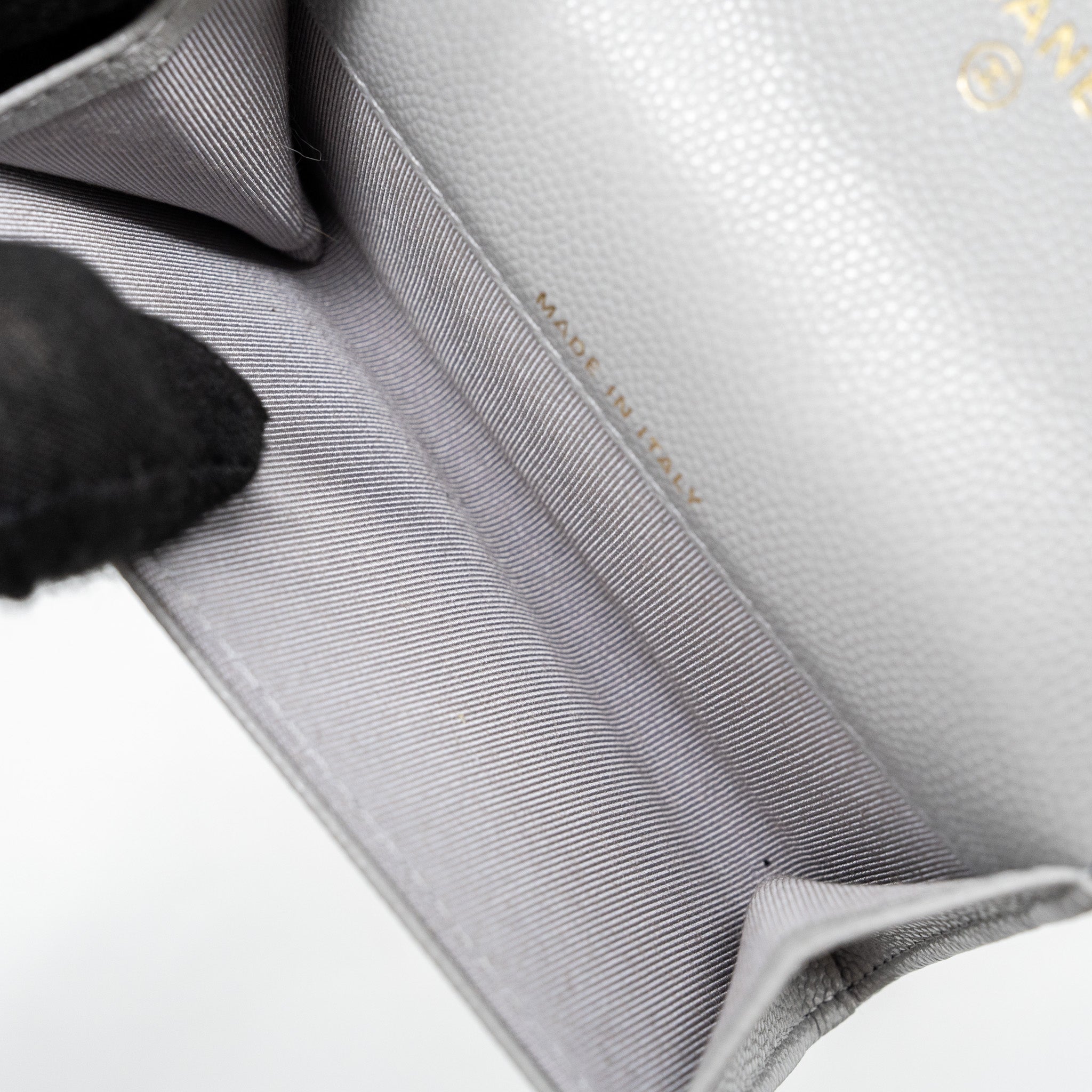 chanel-classic-flap-card-holder-caviar-light-grey