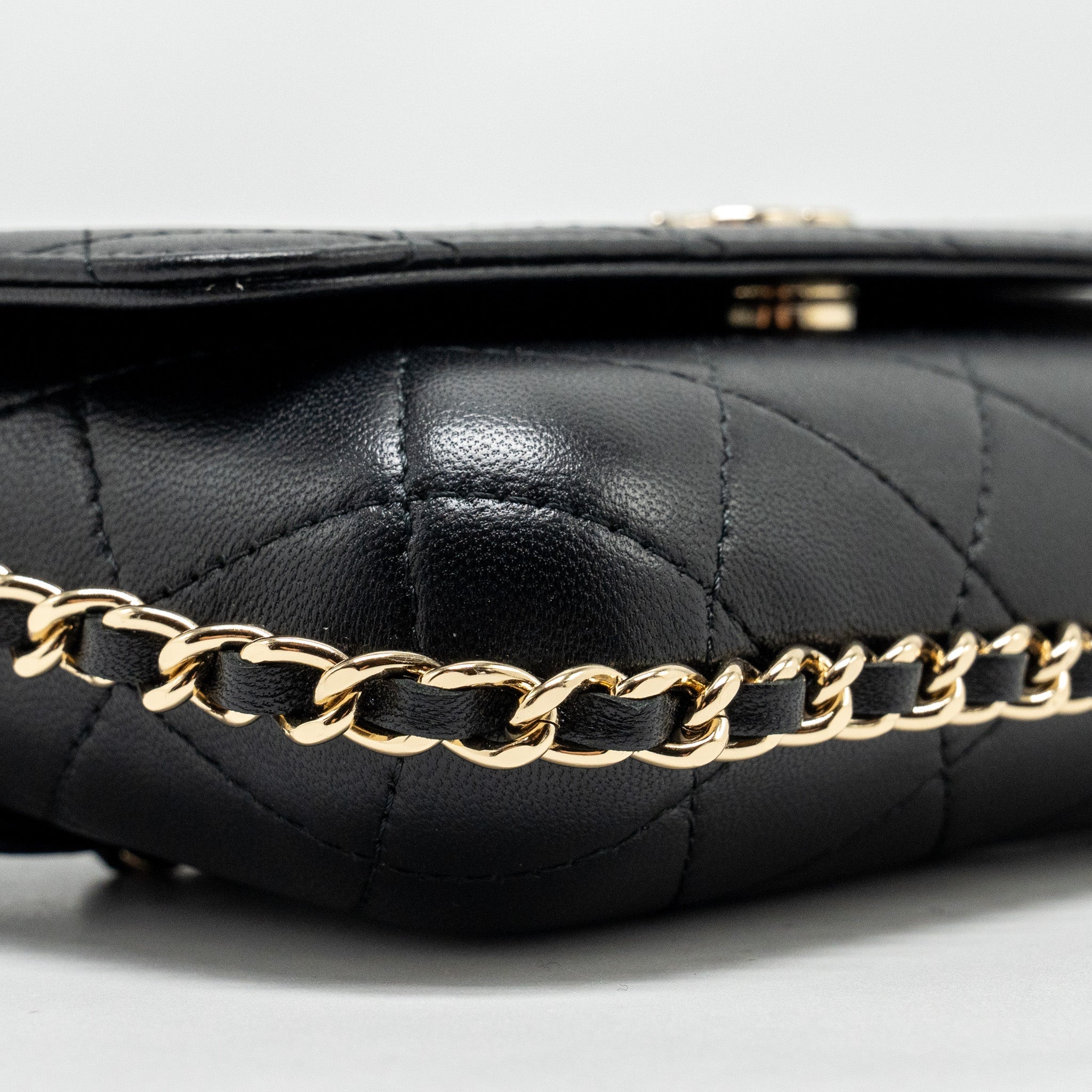 chanel-22a-phone-case-mini-wallet-on-chain-lambskin-black-lghw-microchip-copy