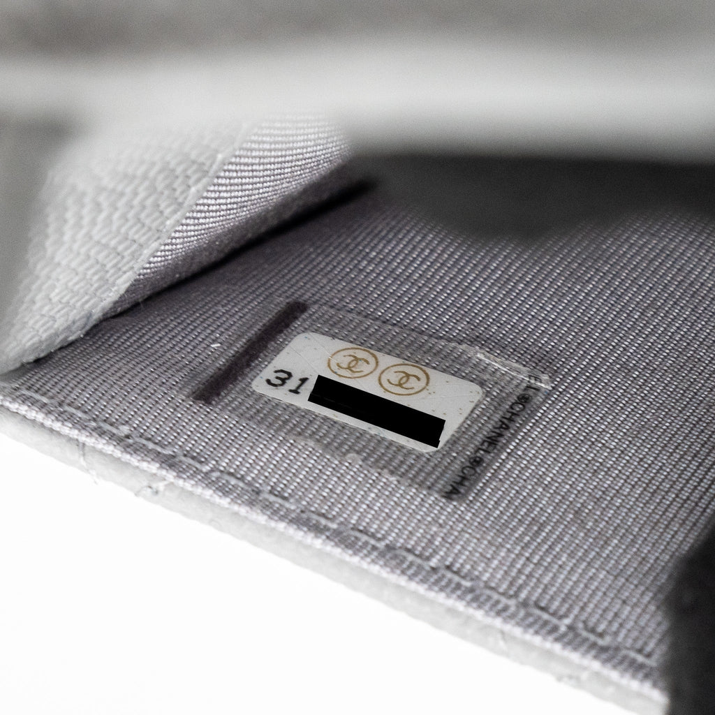 chanel-classic-flap-card-holder-caviar-light-grey