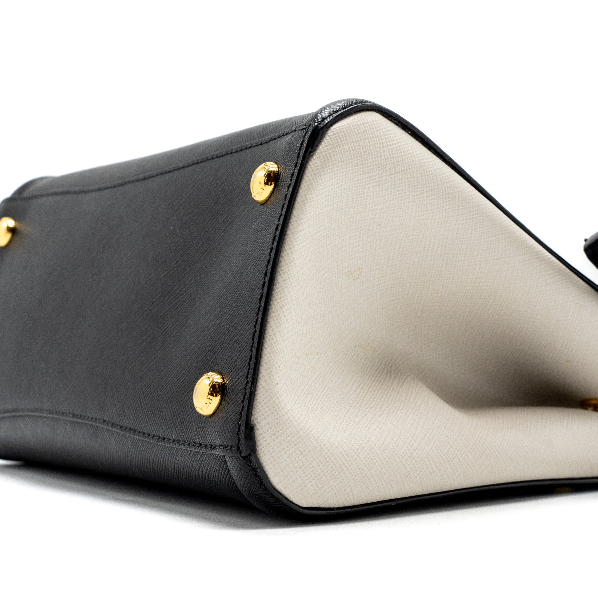 prada-tote-bag-saffiano-calfskin-leather-black-white-ghw