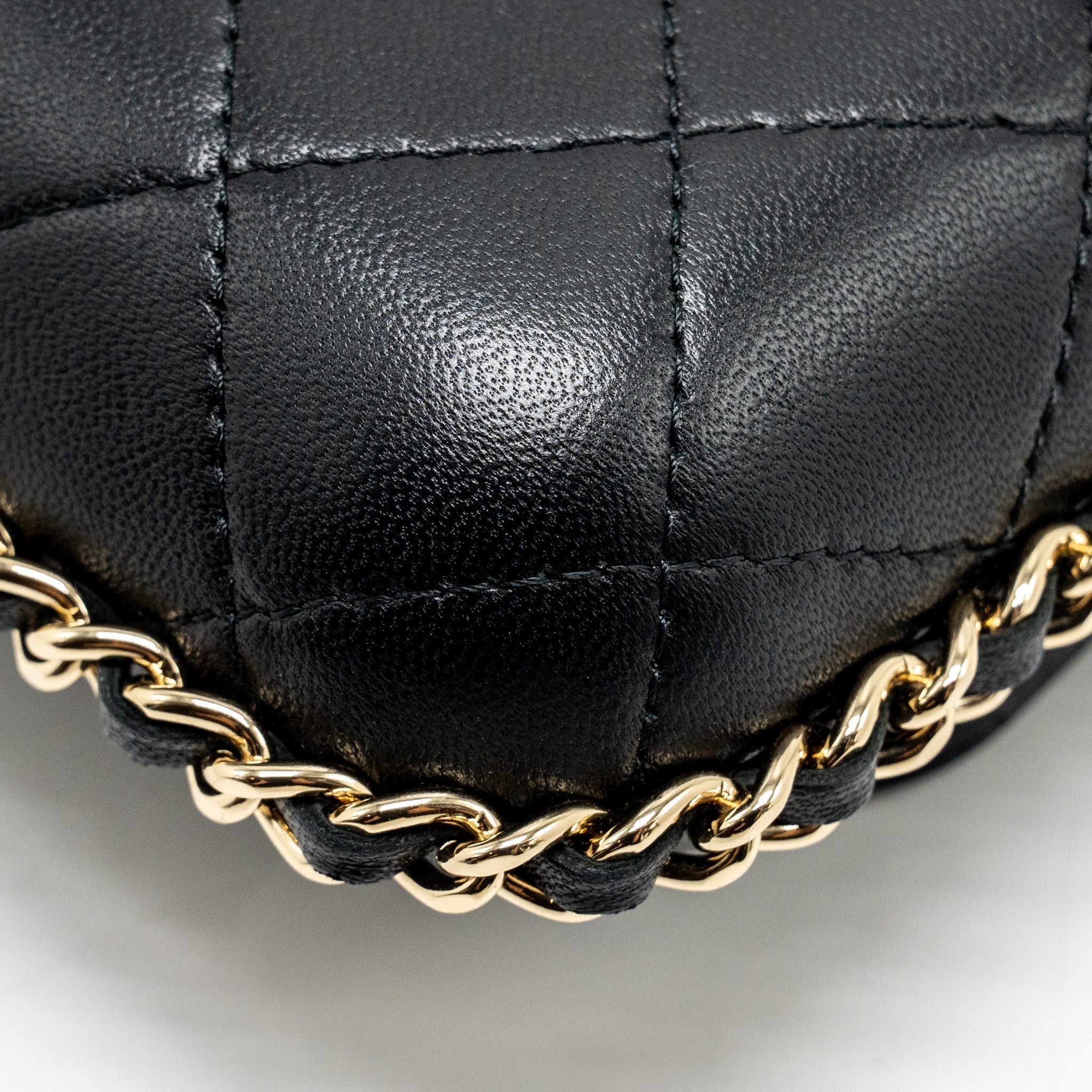 chanel-22a-phone-case-mini-wallet-on-chain-lambskin-black-lghw-microchip-copy