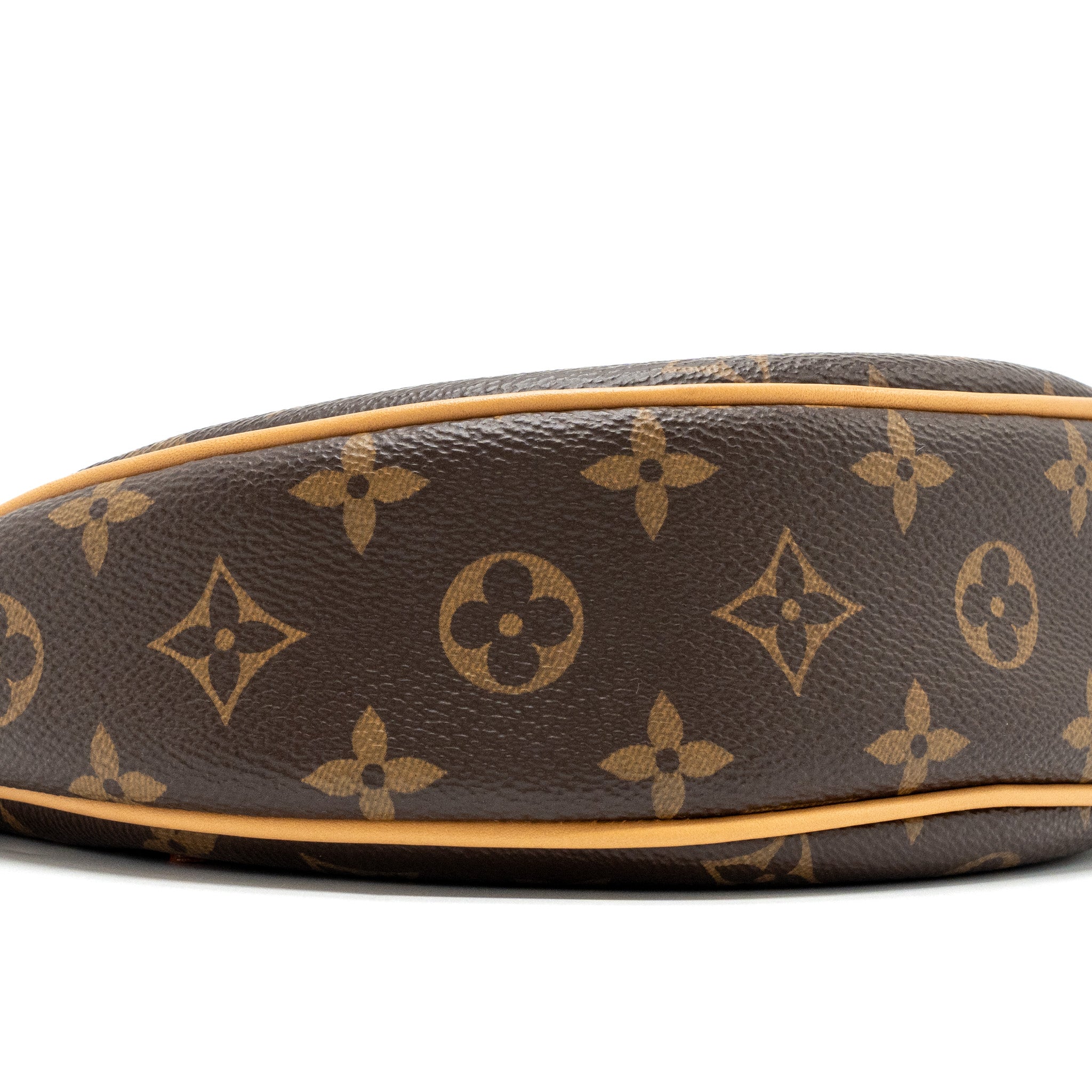 louis-vuitton-loop-bag-monogram-canvas-ghwmicrochip