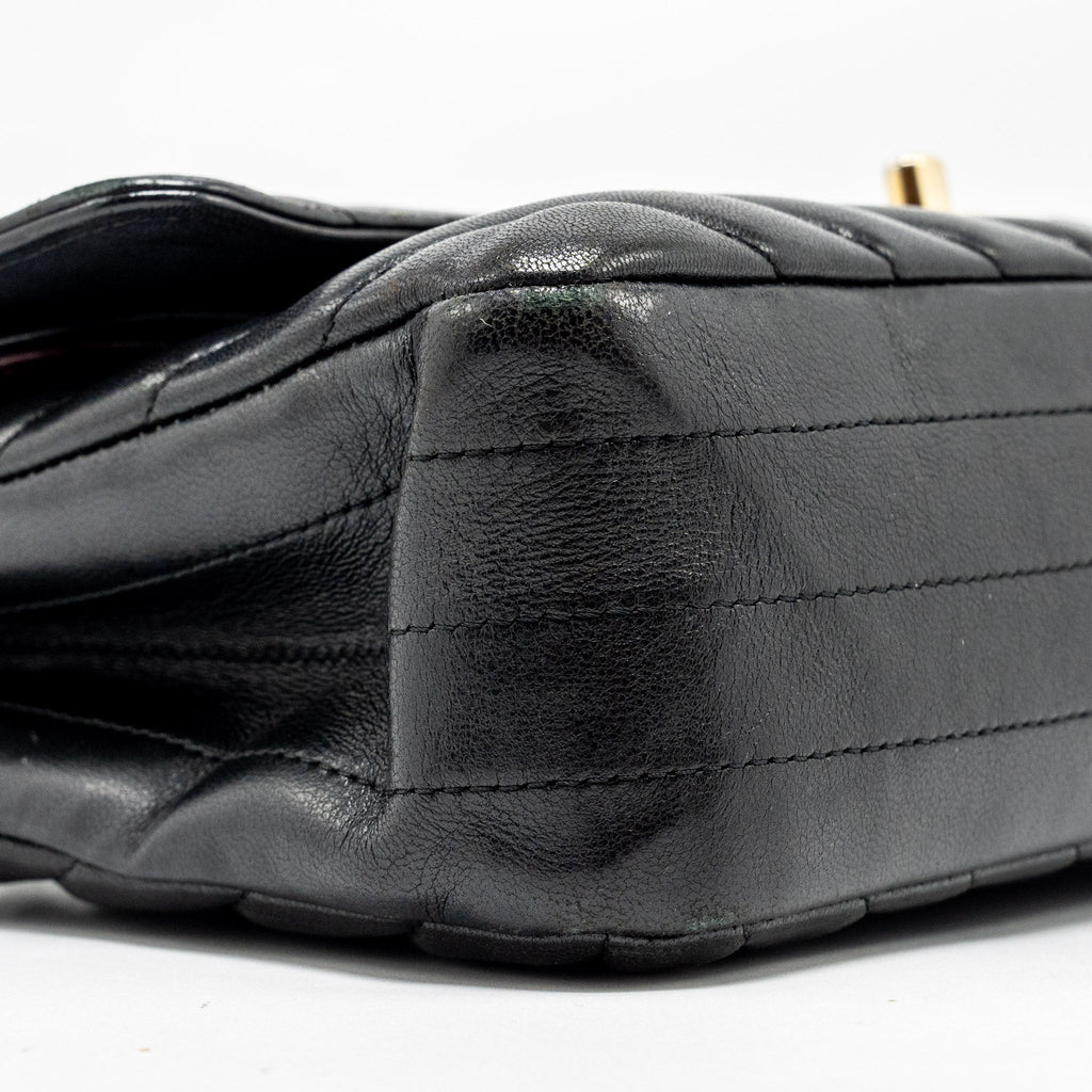 chanel-medium-classic-double-flap-bag-chevron-lambskin-black-lghw-copy-1