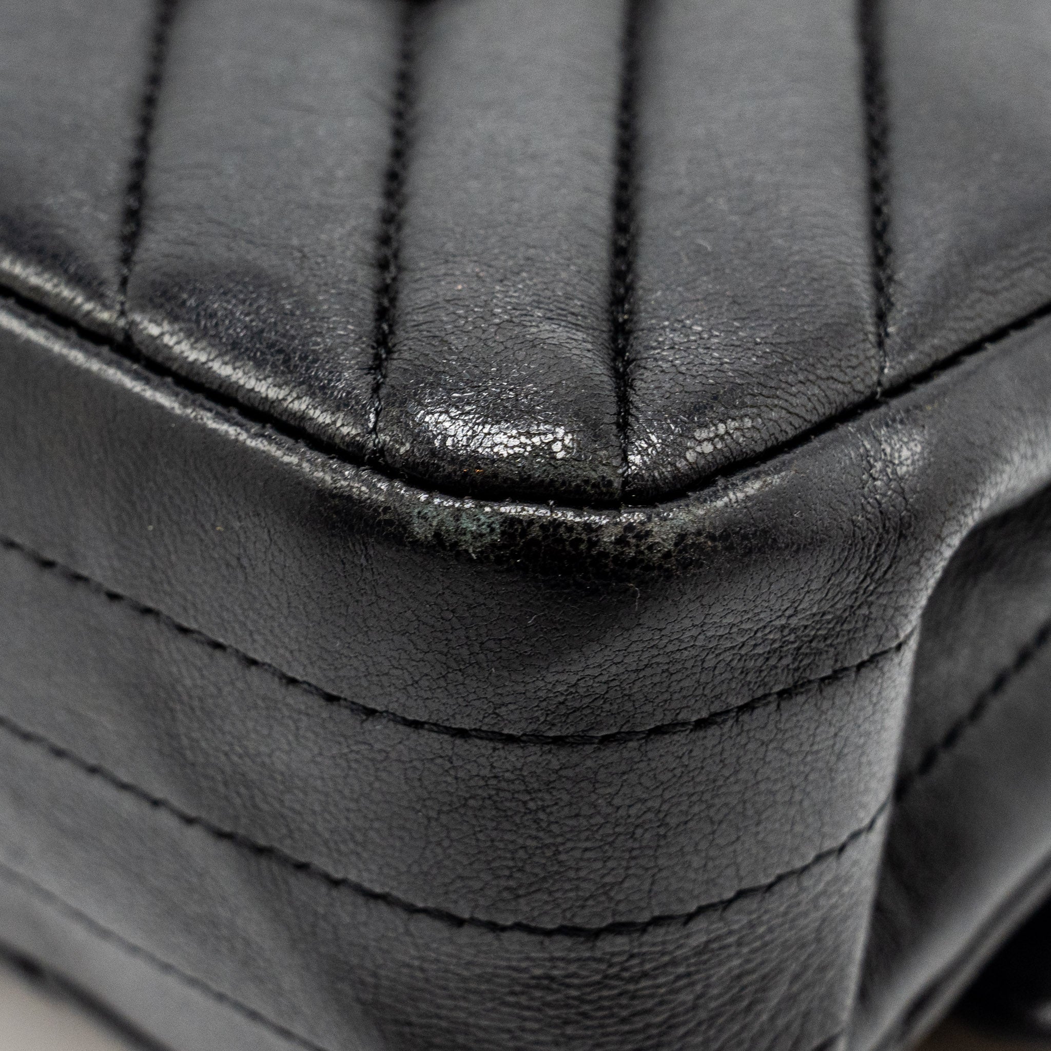 chanel-medium-classic-double-flap-bag-chevron-lambskin-black-lghw-copy-1