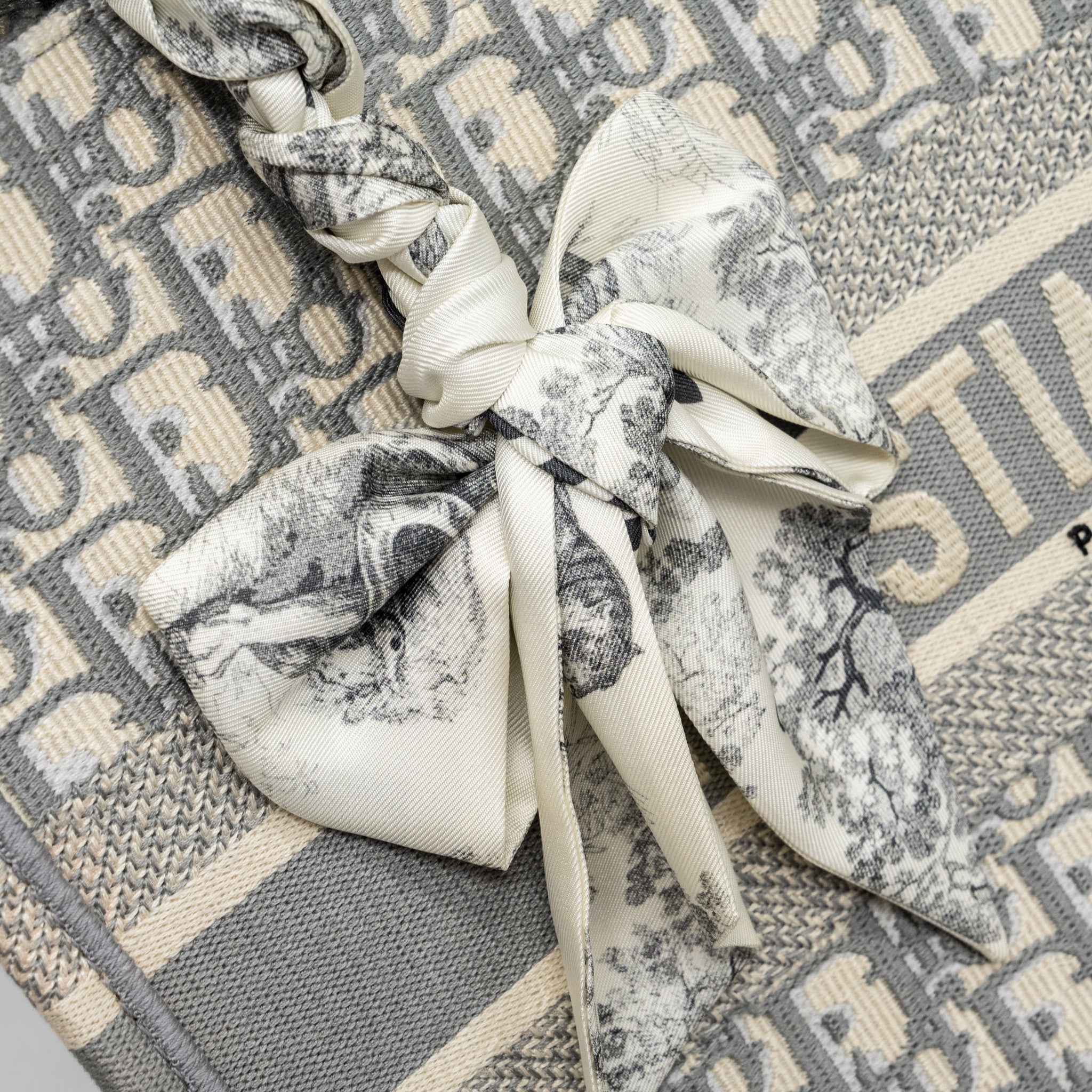 dior-meidum-book-tote-dior-oblique-embroidery-canvas-ecru-grey