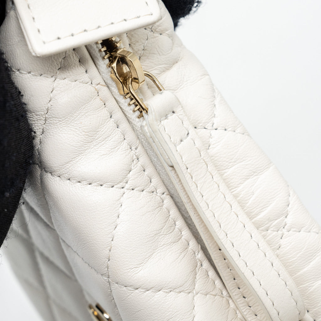 chanel-23c-round-clutch-lambskin-white-lghw-microchip-1