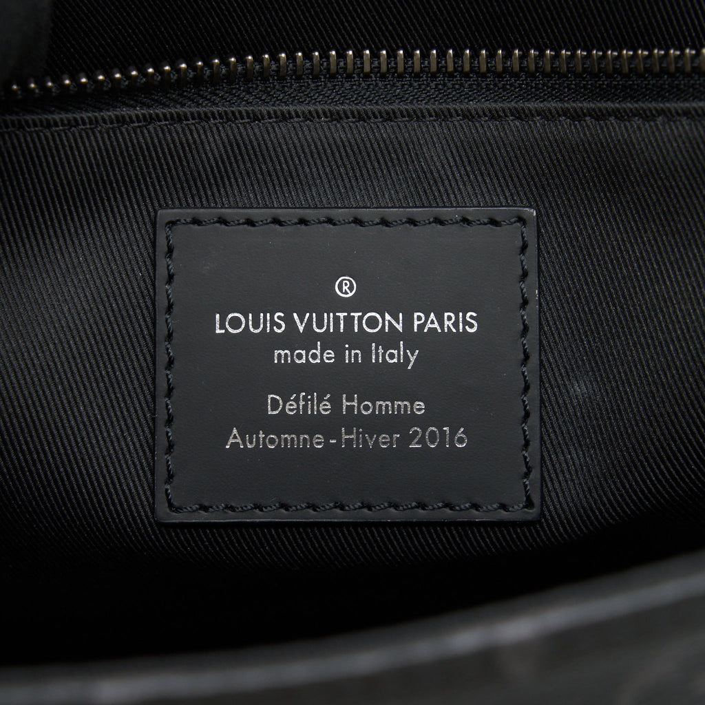 louis-vuitton-eclipse-voyager-messenger-bag-monogram-canvas-black-year-2020