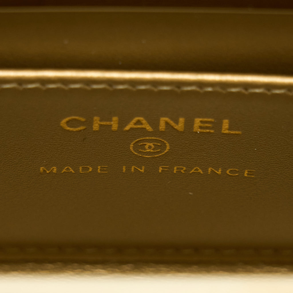 chanel-22p-quilted-mini-box-vanity-with-chain-lambskin-white-lghw
