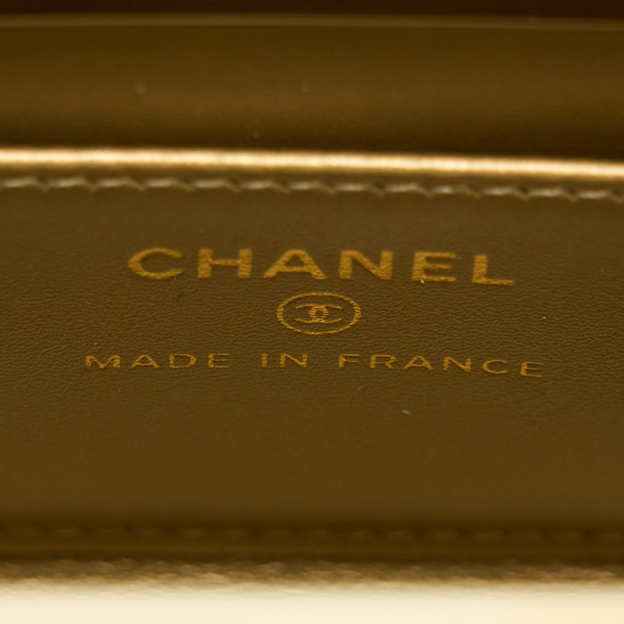 chanel-22p-quilted-mini-box-vanity-with-chain-lambskin-white-lghw