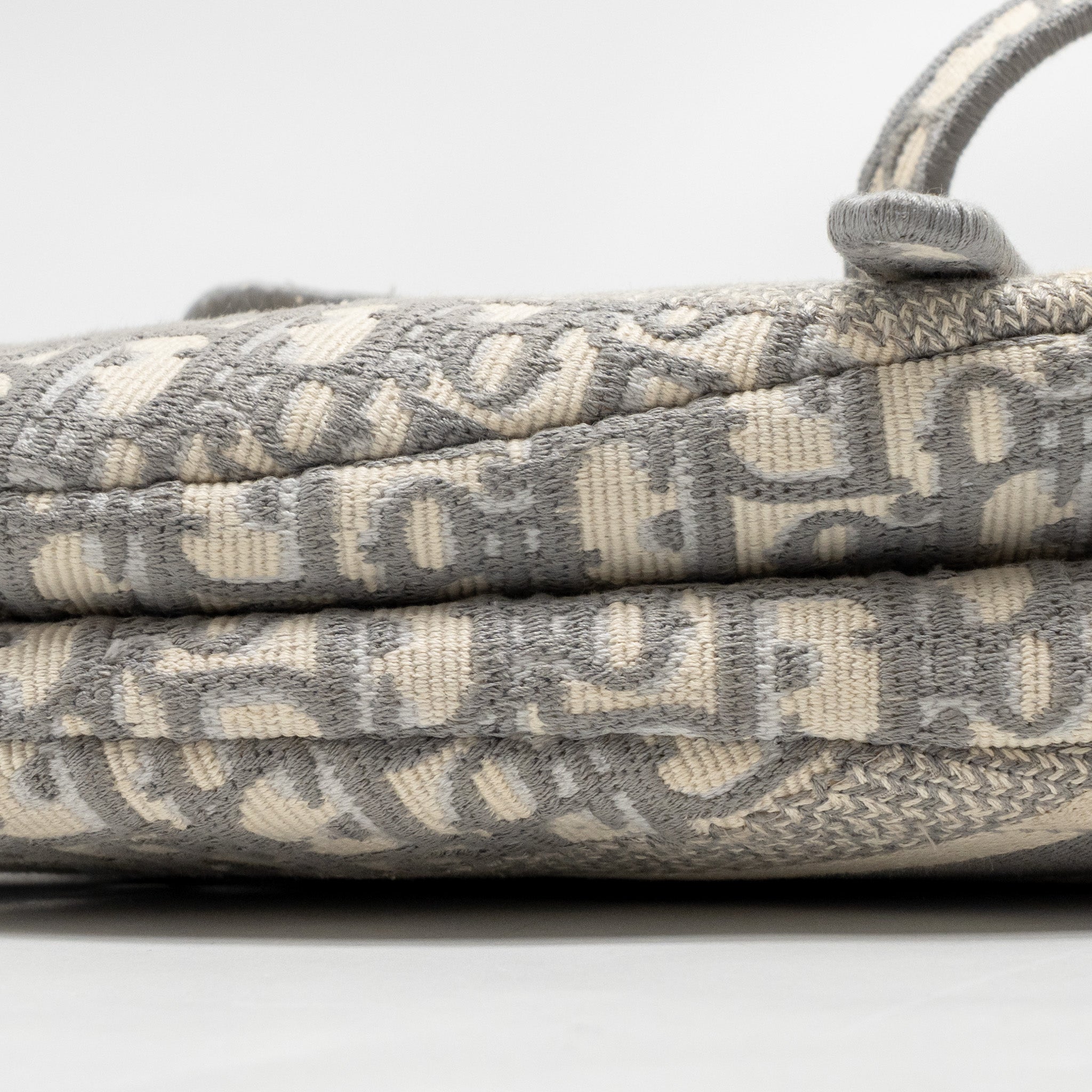dior-medium-saddle-bag-dior-oblique-embroidery-light-grey-ghw