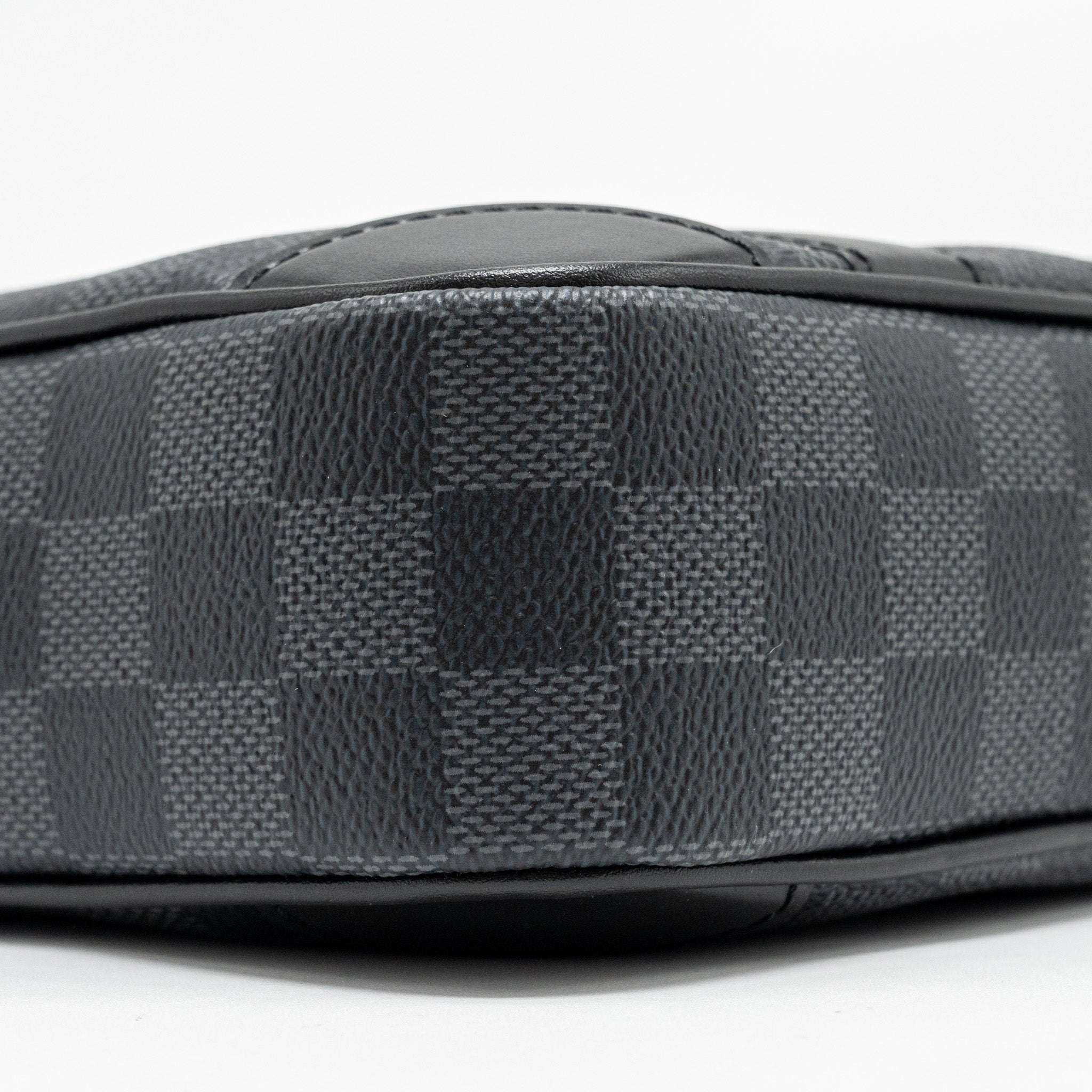 louis-vuitton-pochette-kasai-clutch-bag-damier-graphite-canvas-so-black-copy-1