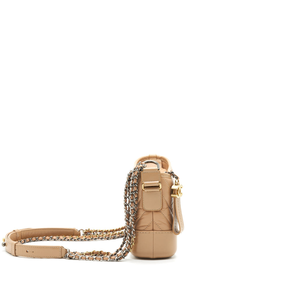 chanel-gabrielle-hobo-small-in-chevron-beige