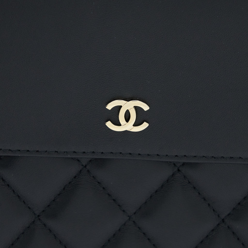 chanel-quilted-zip-and-flap-pouch-clutch-large-model-lambskin-black-lghw