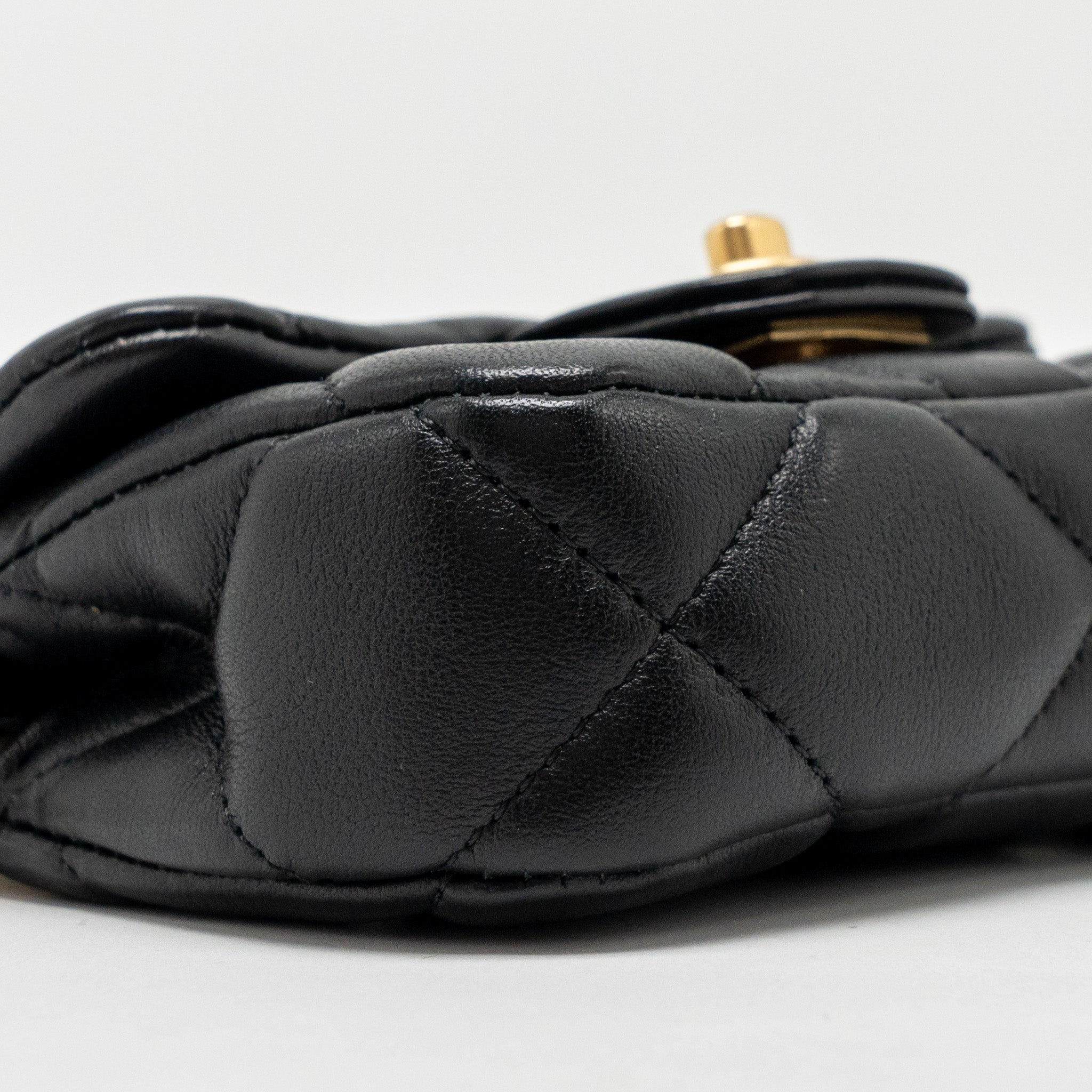 chanel-21a-top-handle-mini-flap-card-holder-with-chain-lambskin-black-ghw-copy