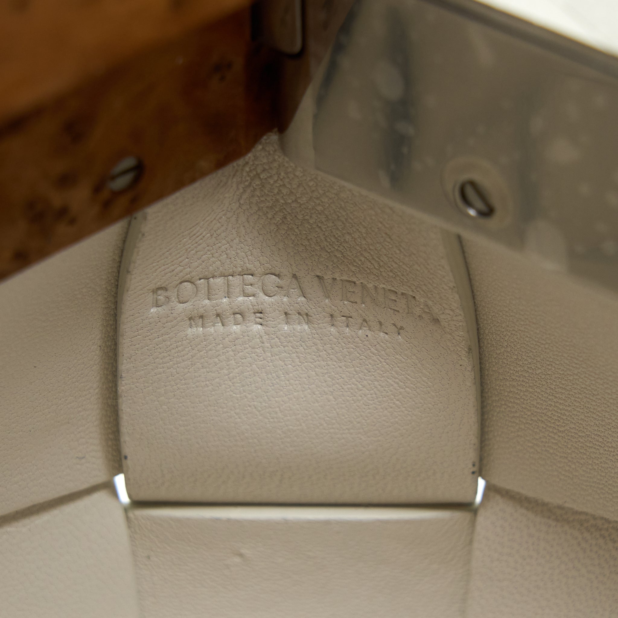 bottega-veneta-wood-metal-handle-snap-pouch-white-multicolour-hardware