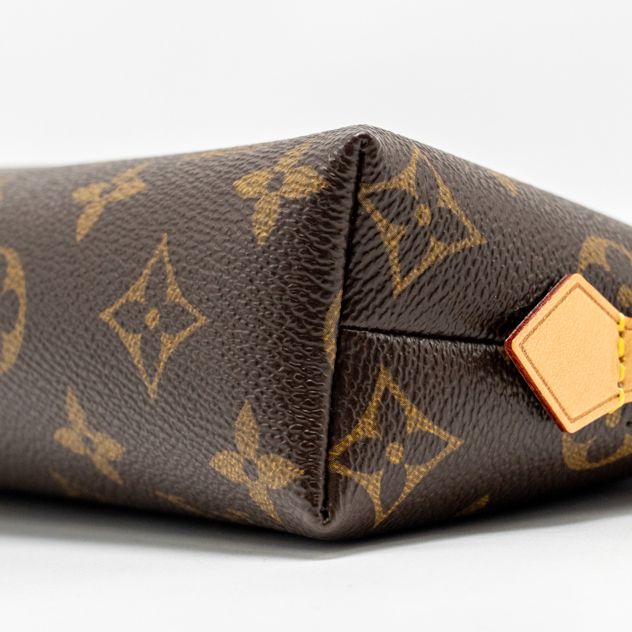 louis-vuitton-cosmetic-pouch-monogram-canvas-ghw-2