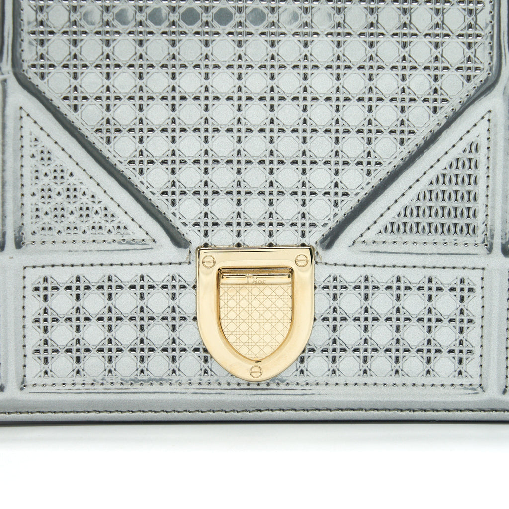 christian-dior-diorama-wallet-on-chain-in-metallic-silver-ghw