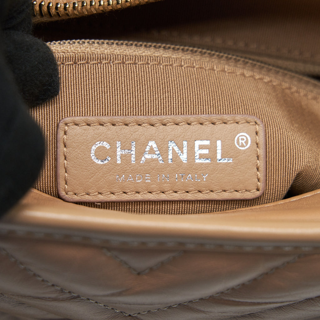 chanel-gabrielle-hobo-small-in-chevron-beige