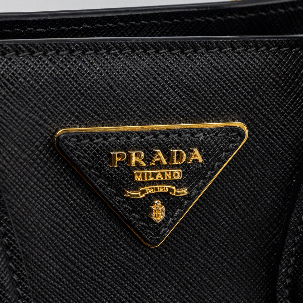 prada-tote-bag-saffiano-calfskin-leather-black-white-ghw