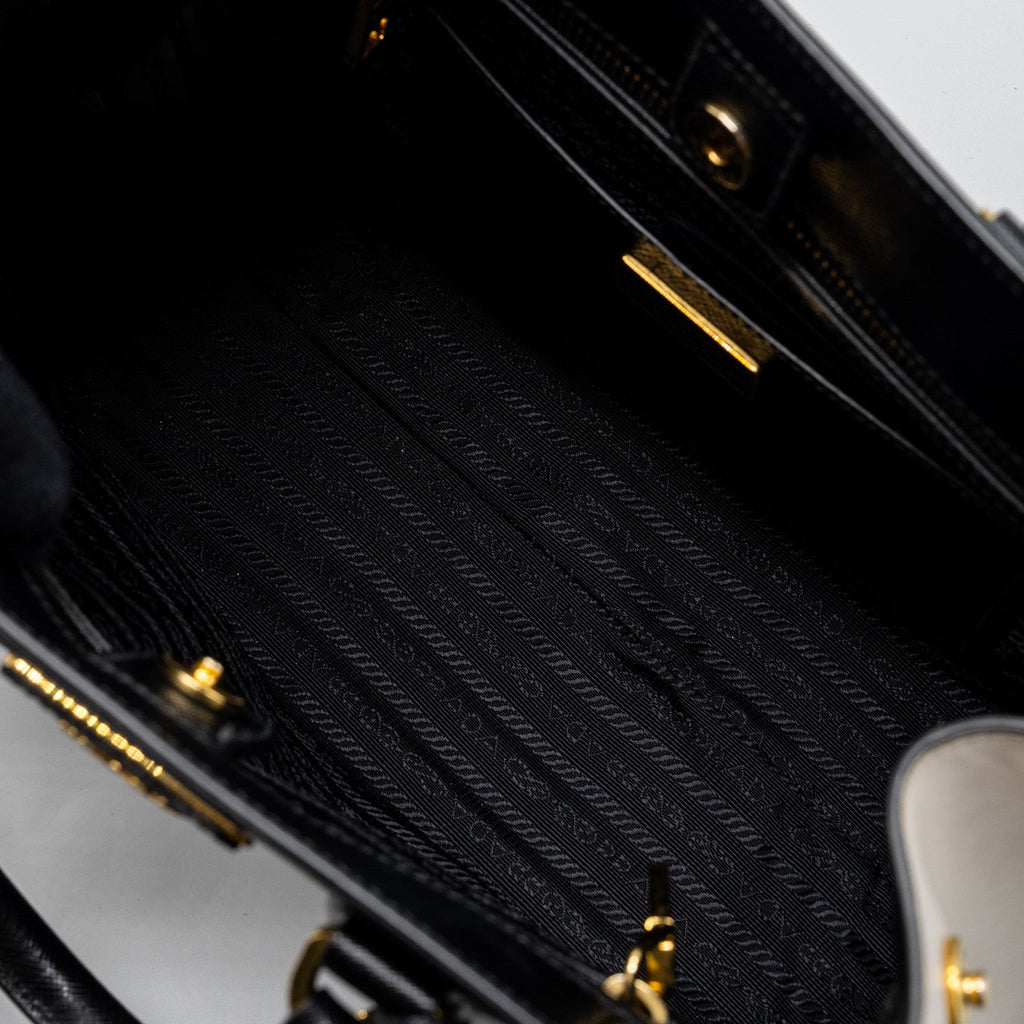 prada-tote-bag-saffiano-calfskin-leather-black-white-ghw