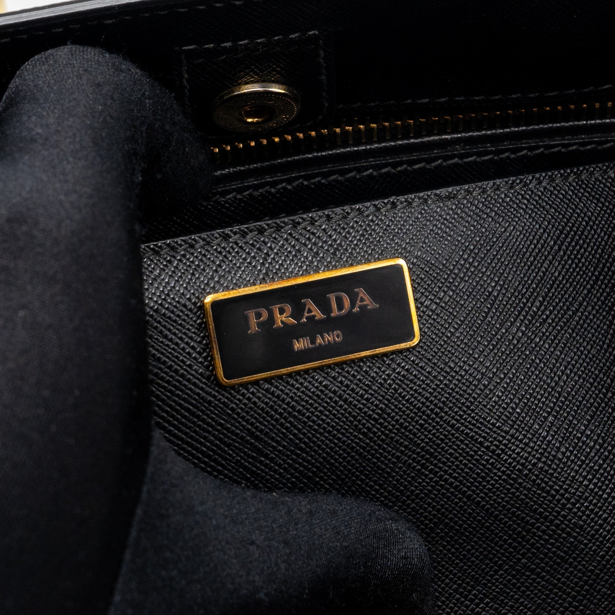 prada-tote-bag-saffiano-calfskin-leather-black-white-ghw