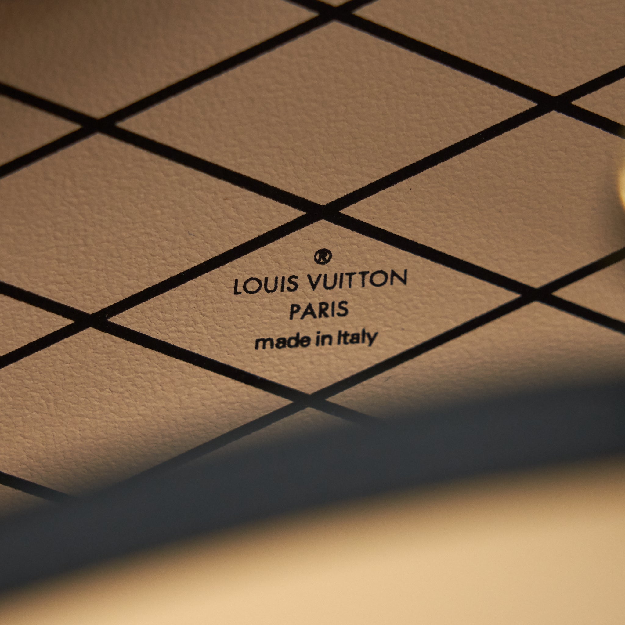 louis-vuitton-petite-boite-chapeau-beige-black