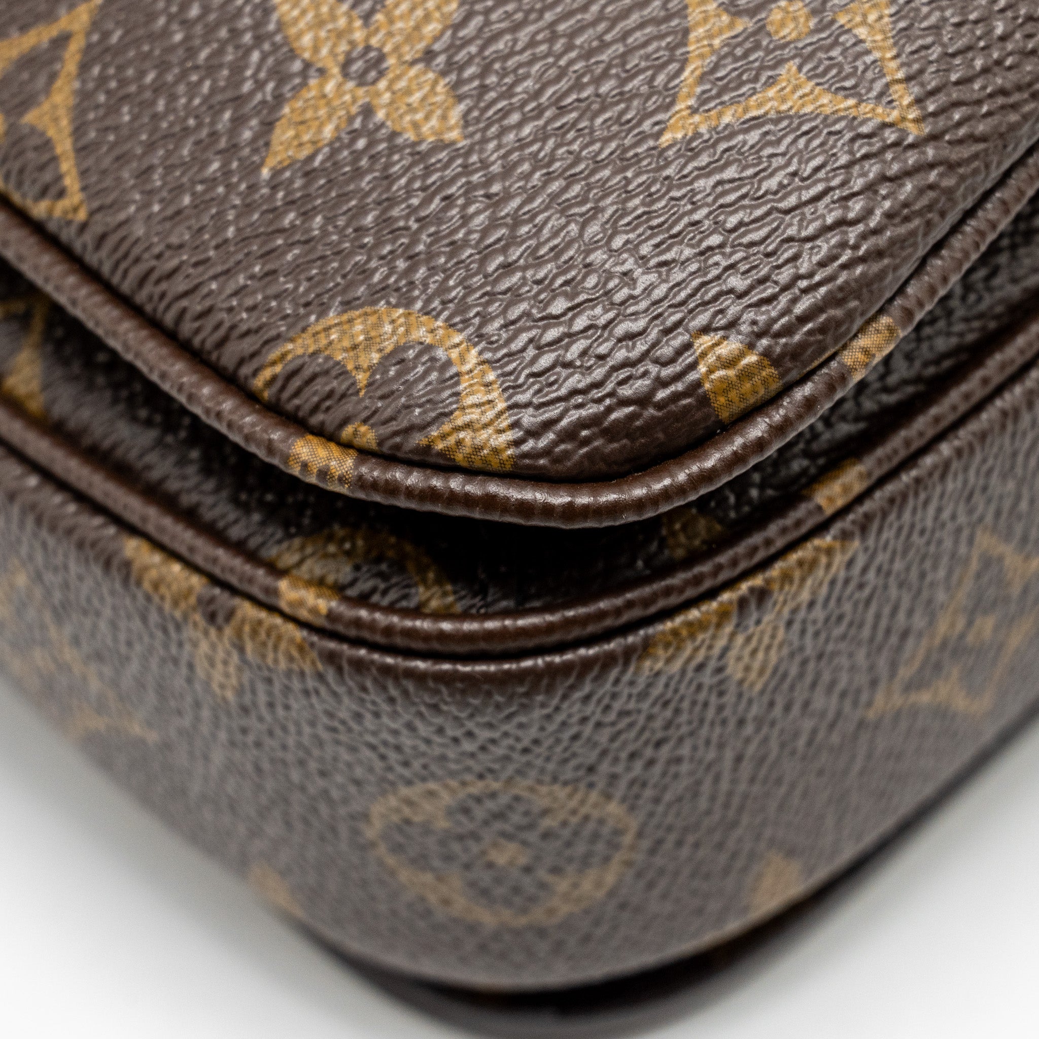 louis-vuitton-pochette-metis-monogram-canvas-ghw-26