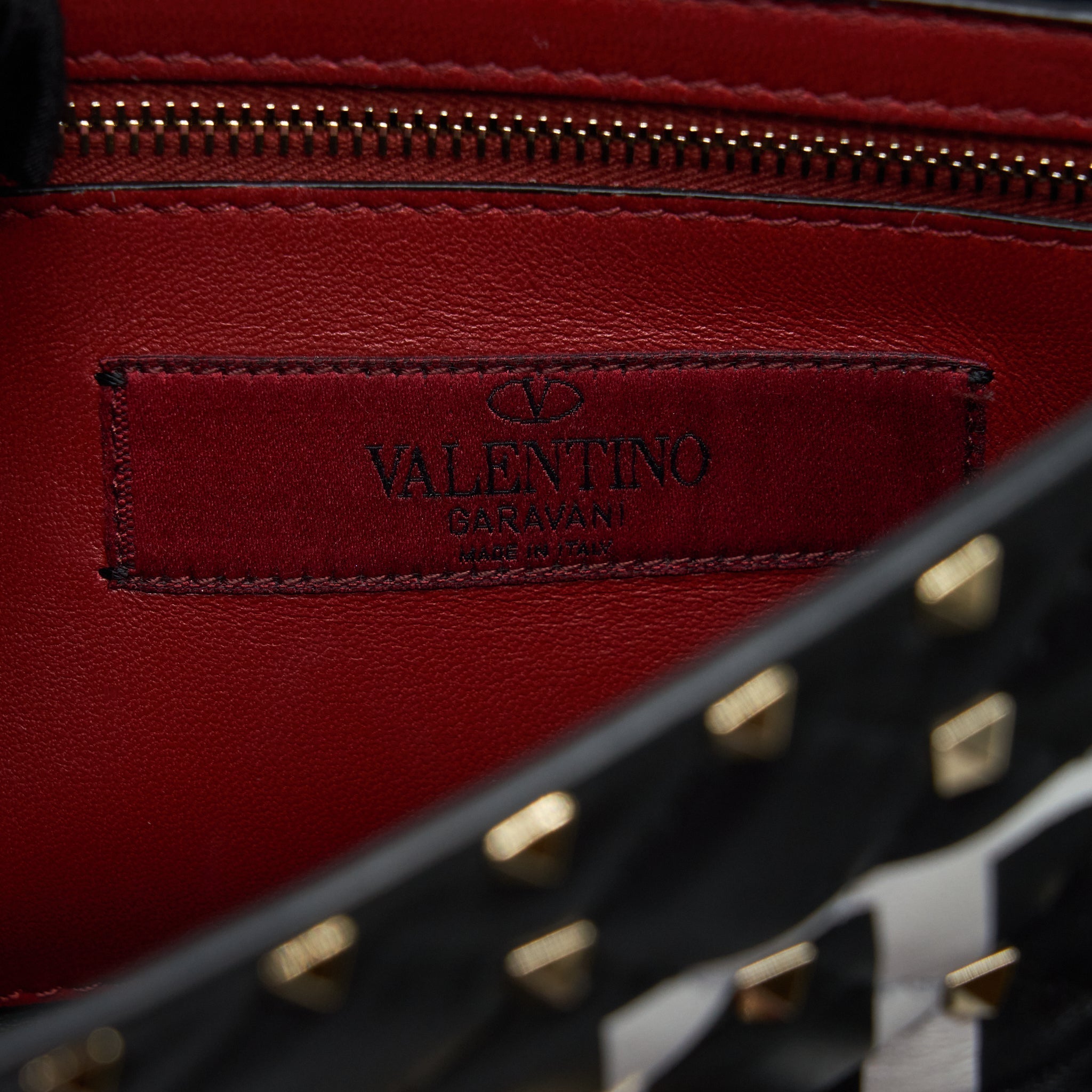 valentino-garavani-medium-rockstud-spike-shoulder-black-letter-print-lghw