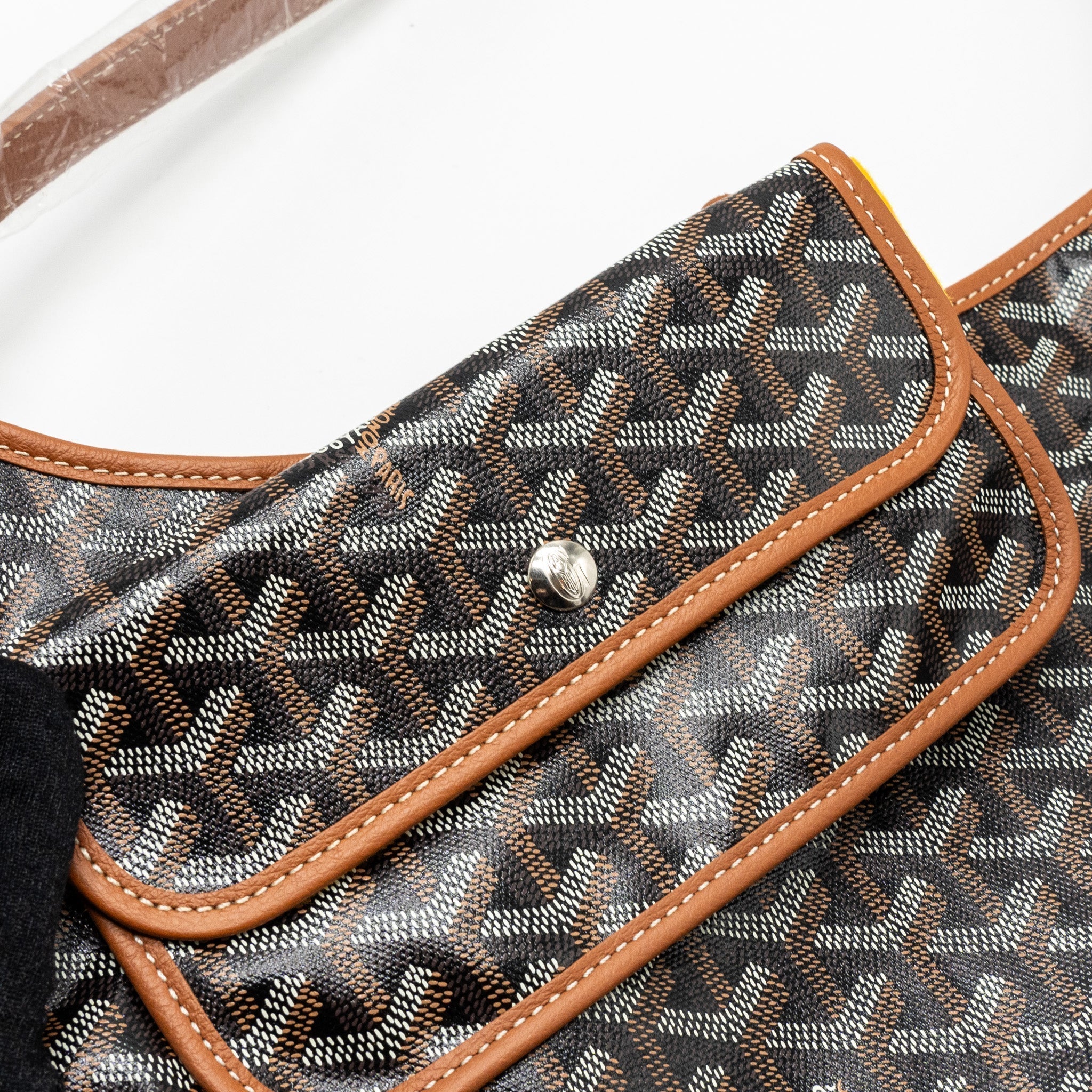 goyard-boheme-hobo-bag-canvas-calfskin-black-tan-shw-with-necessaire-bag-ecru