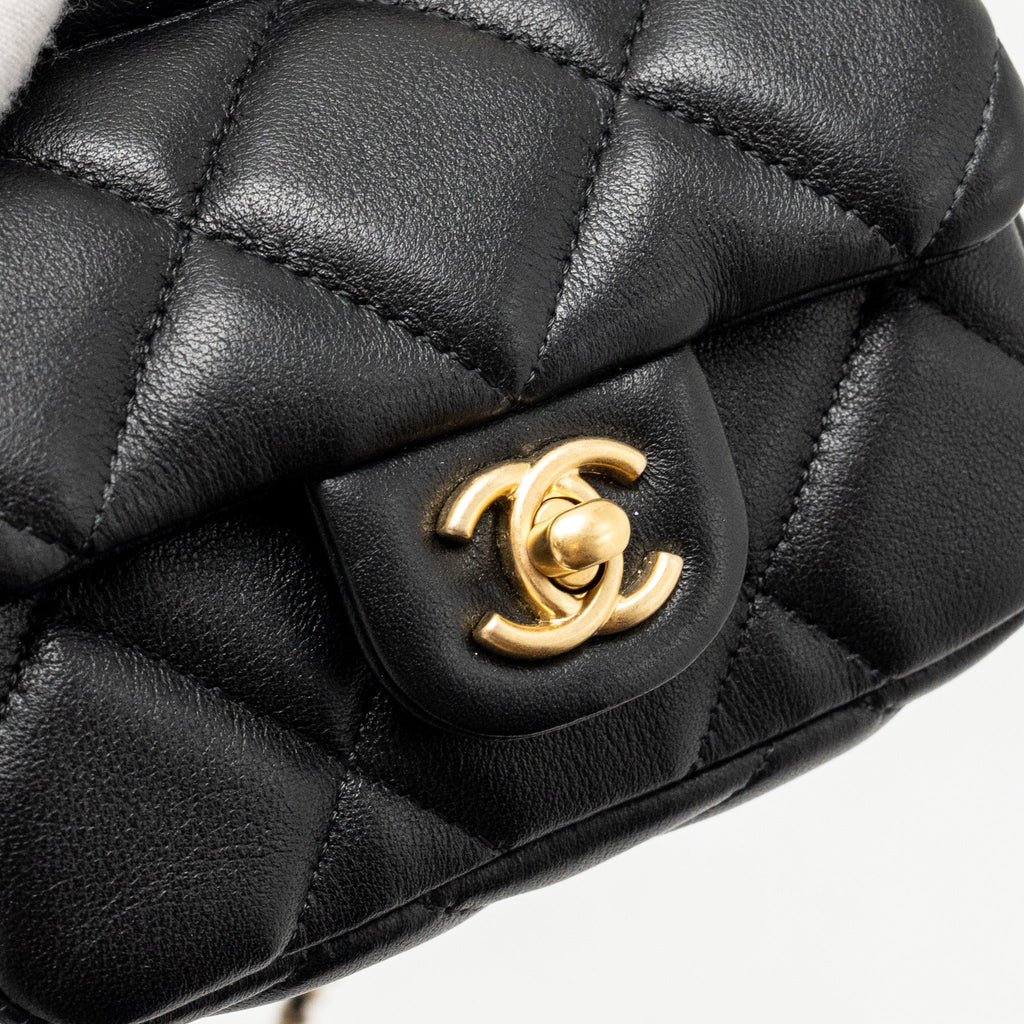 chanel-21a-top-handle-mini-flap-card-holder-with-chain-lambskin-black-ghw-copy