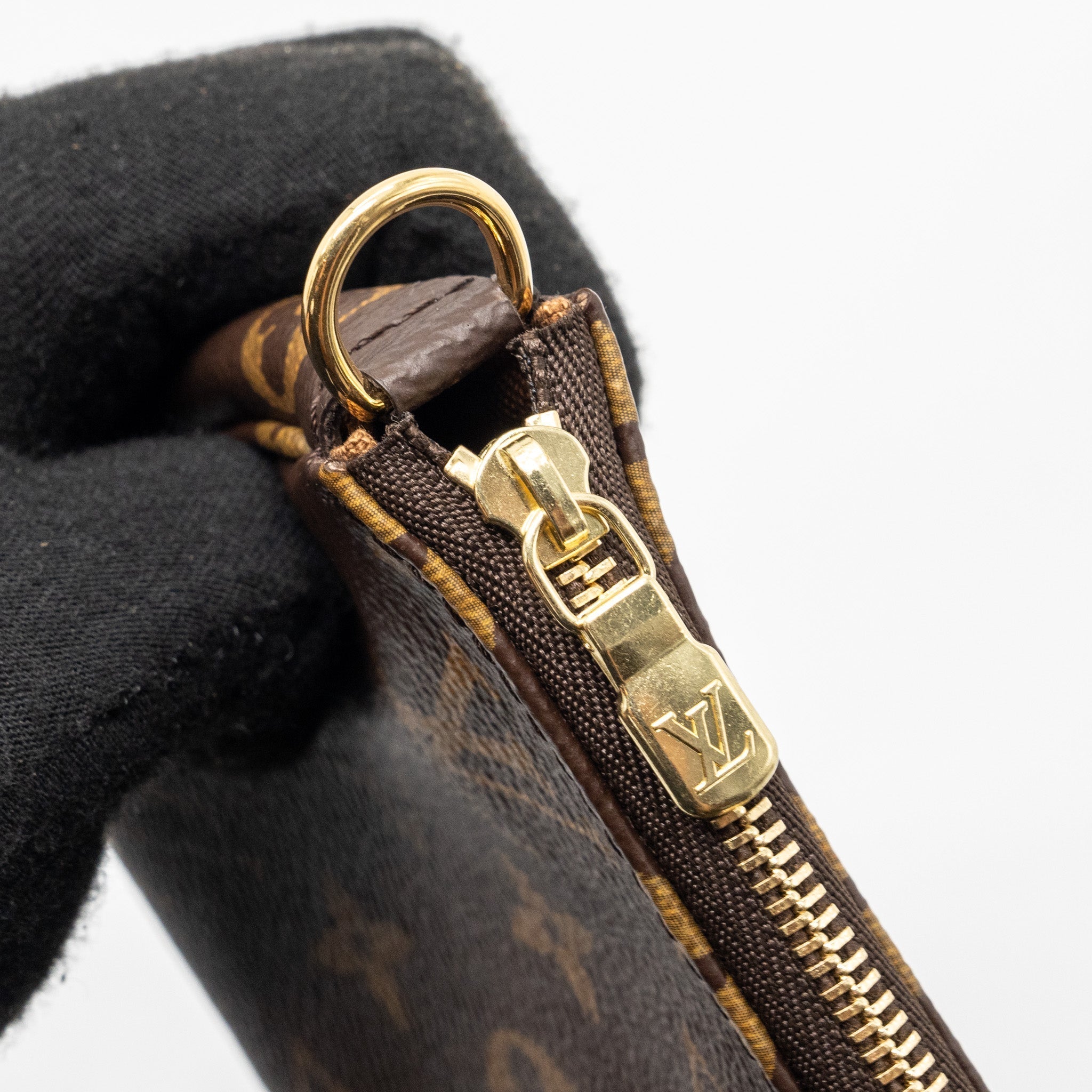 louis-vuitton-pochette-accessories-monogram-canvas-ghw-4