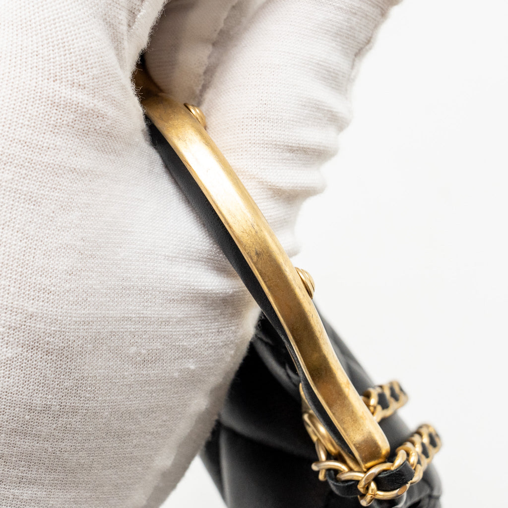 chanel-21a-top-handle-mini-flap-card-holder-with-chain-lambskin-black-ghw-copy