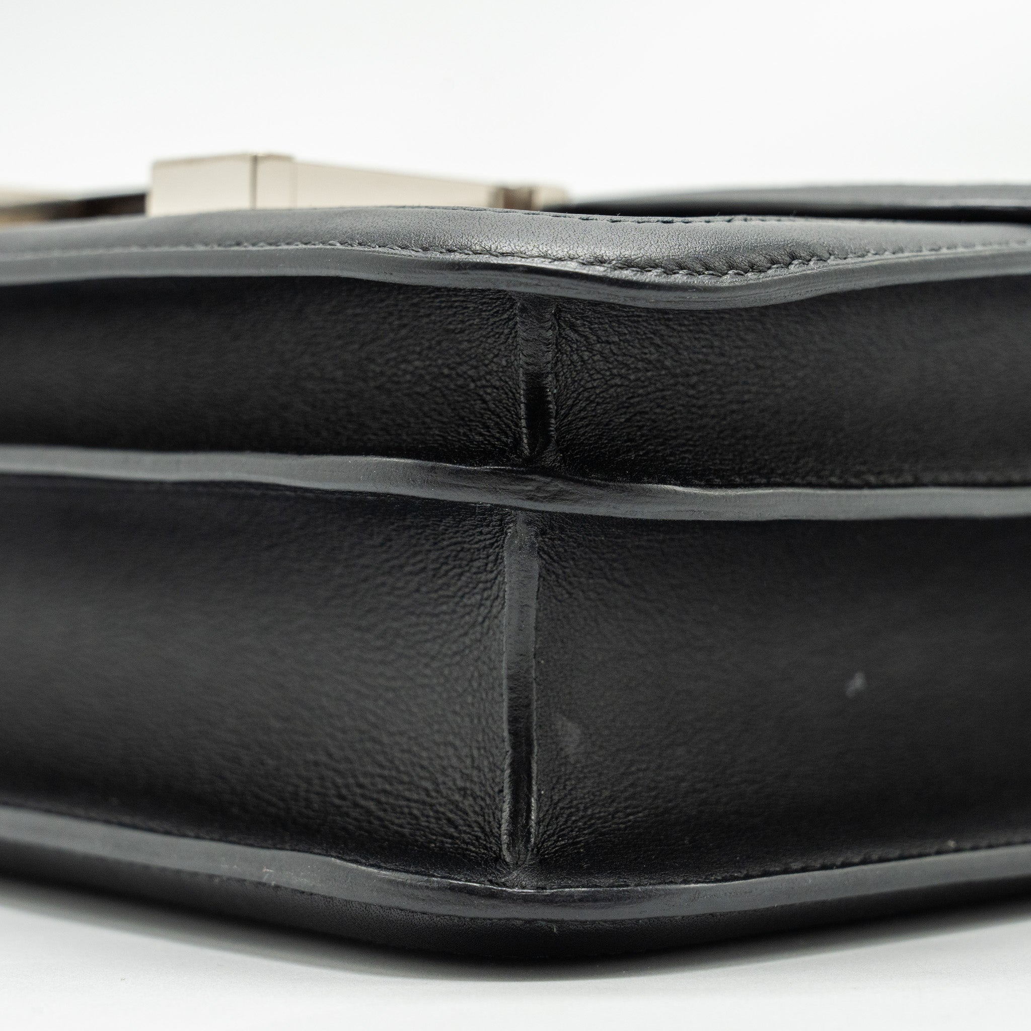 hermes-constance-24-toile-h-berline-plume-swift-black-shw-stamp-y
