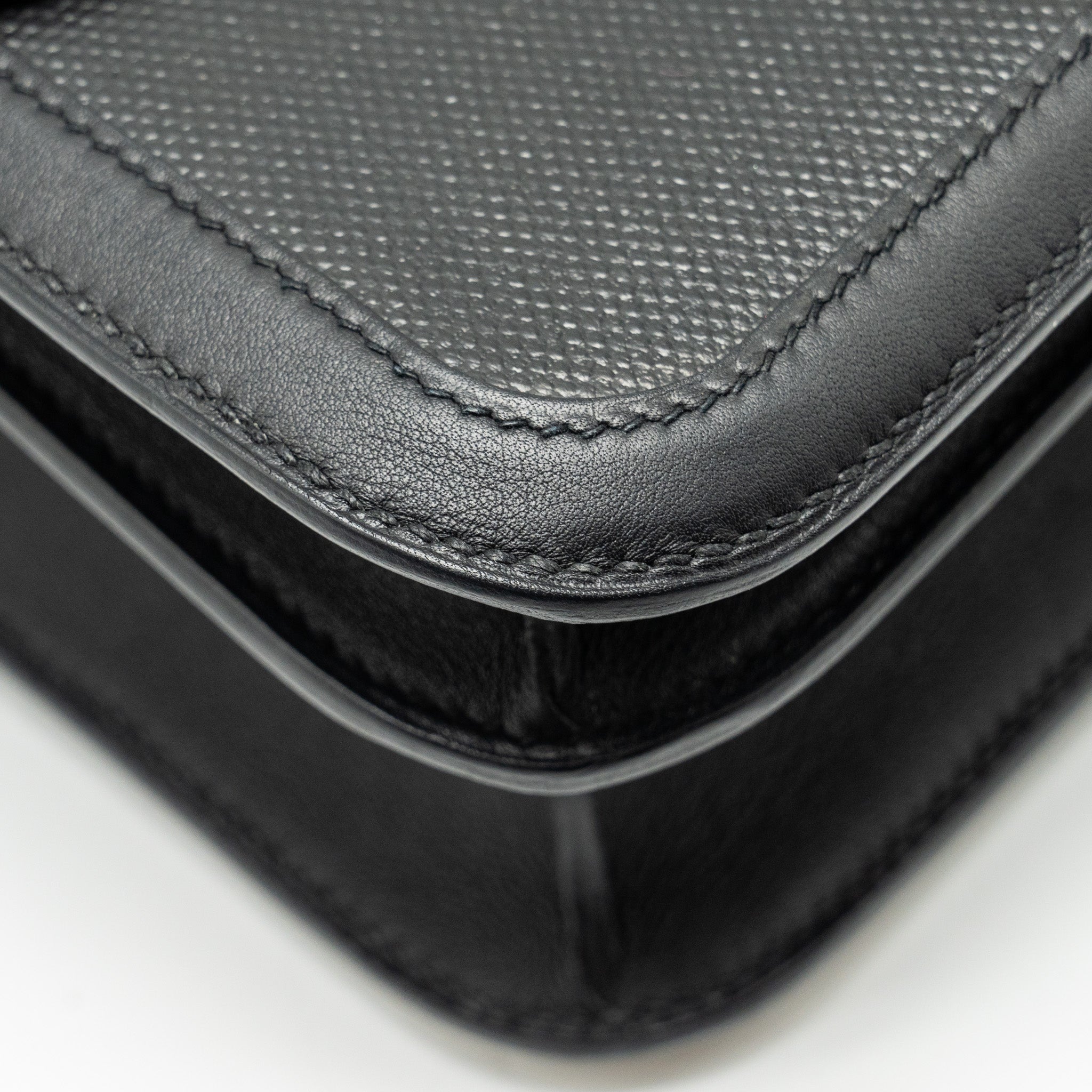 hermes-constance-24-toile-h-berline-plume-swift-black-shw-stamp-y