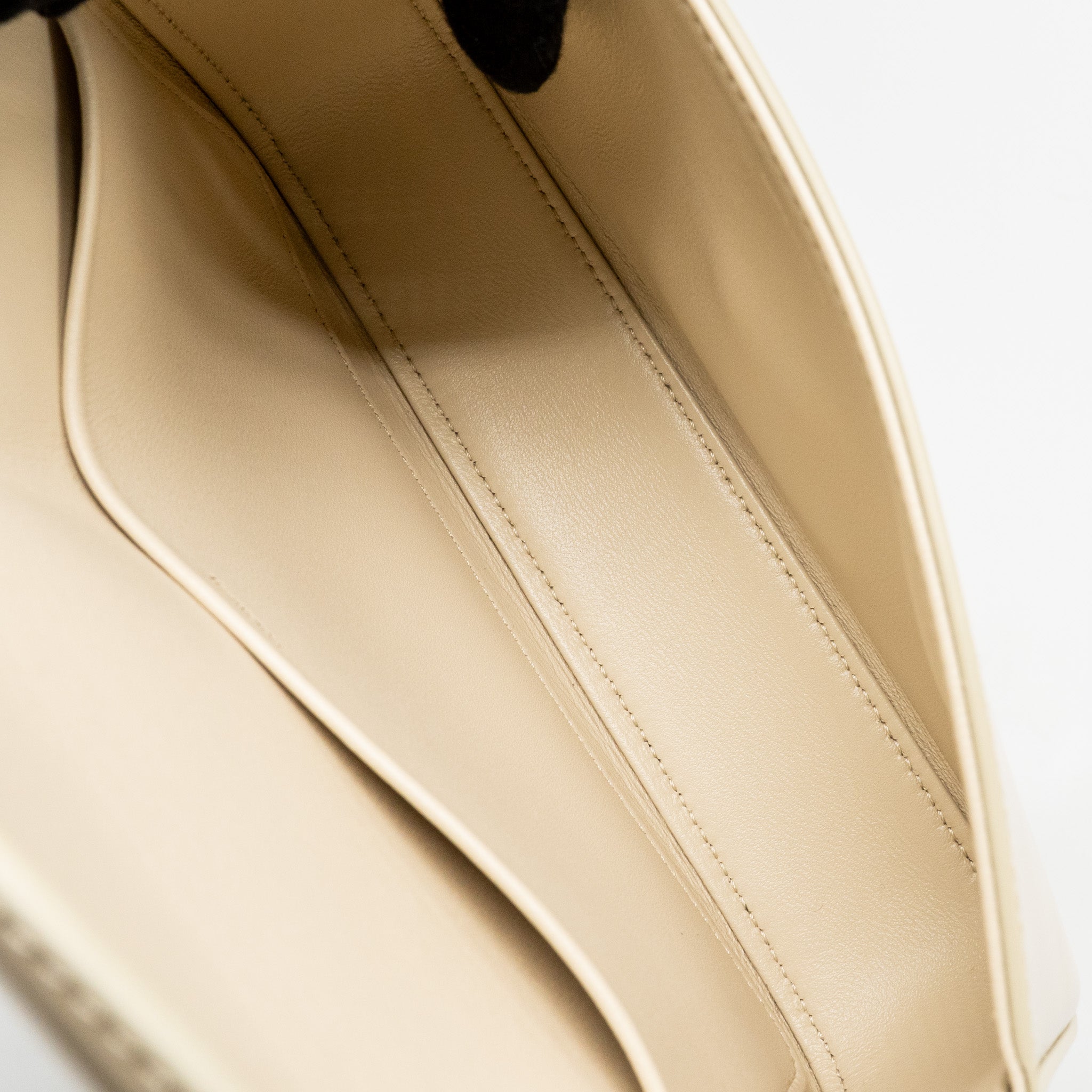 celine-triomphe-shouder-bag-shiny-calfskin-ivory-ghw